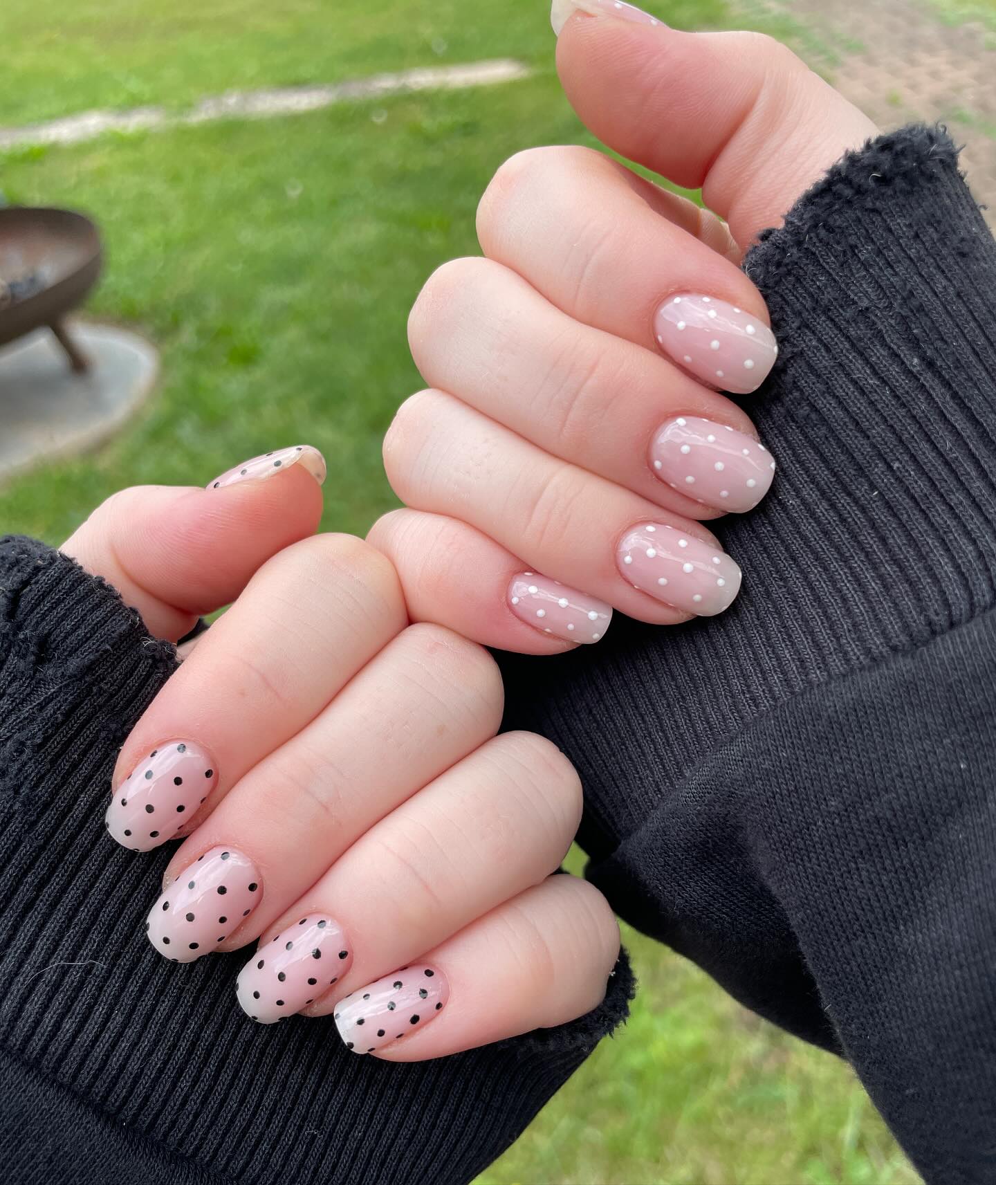 Cute vibes only 🌼🤍
Manchmal braucht’s nur Punkte, um zu strahlen ✨
💌 Du willst auch so coole Nägel? Einfach melden!