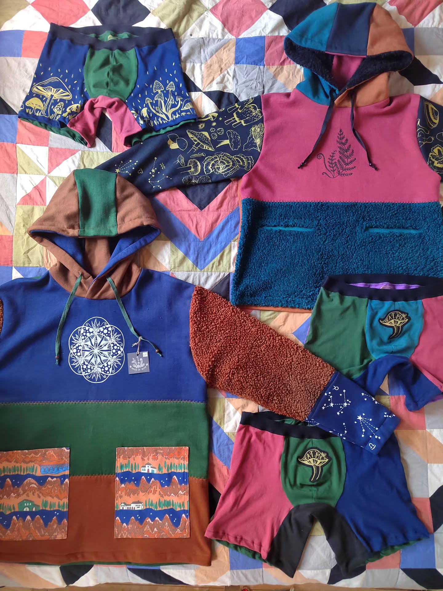 i've made so many beautiful things over the last 2 weeks and not photographed any of them, so here's today's creations so far. everything is destined for the last festival of the year @allthingsfungifestival, and if last year is anything to go by it will be a blast! see you in the mushroom fields 🍄
a new colour has been crafted, the dusky coral colour as I was getting bored of the plum, navy is a new addition also 🌠
www.houseofbeanco.com
#botanical #hemp #hempclothing #sustainableclothing #handmade #madetoorder #smallbusiness #screenprint #mushrooms #eatmepants