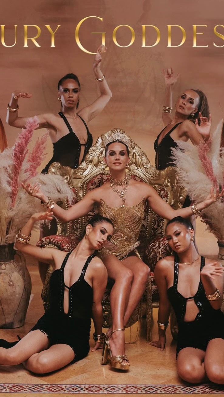 1 Woche. 12 Köpfe. Eine Vision und ein ganz besonderes Projekt!
Mitten zwischen der luxuriösen Villa und den endlosen Weiten der Wüste Marrakeschs durften wir als IVORY MEDIA GROUP unter meiner Regie ein Musikvideo erschaffen, das mehr ist als nur Ästhetik – es ist ein visuelles Manifest für Female Empowerment.
Für Julia’s Spiritual Living inszenierten wir “Luxury Goddess” als eine kraftvolle audiovisuelle Reise durch Archetypen, Freiheit und weibliche Schöpfungskraft:
“NO MORE DRAMA, NO MORE TRAUMA” – ist und bleibt ‘ne Wahl.
“She who moves the universe” – ein neues Paradigma in Eigenmacht.
Ob am Altar, auf dem Thron, unter Wasser oder mitten in der Wüste – jede Szene trägt eine klare Botschaft:
Frau sein ist heilig. Und wir feiern diese Kraft – sinnlich, stolz, kompromisslos frei.
Mit einem interdisziplinären Kreativteam aus 12 Artists, Tänzerinnen, Choreografinnen und Visual Creators haben wir an langen intensiven Drehtagen unsere Magie zum Leben erweckt.
Danke an @juliasspiritualliving für ihr Vertrauen, ihre Energie – und den Mut, Visionen mit uns groß zu denken, und vielen Dank an das gesamte Team für dieses phantastische Werk, das wir zusammen geschaffen haben!
#LuxuryGoddess #production #IVORYMediaGroup #CreativeDirection #RogerSery #MarrakeshProduction #WomenEmpowerment #MusicVideoDirector #FemaleLeadership #SpiritualLiving #VisualStorytelling #ThoughtLeadership #ConsciousCreatives #DirectorLife