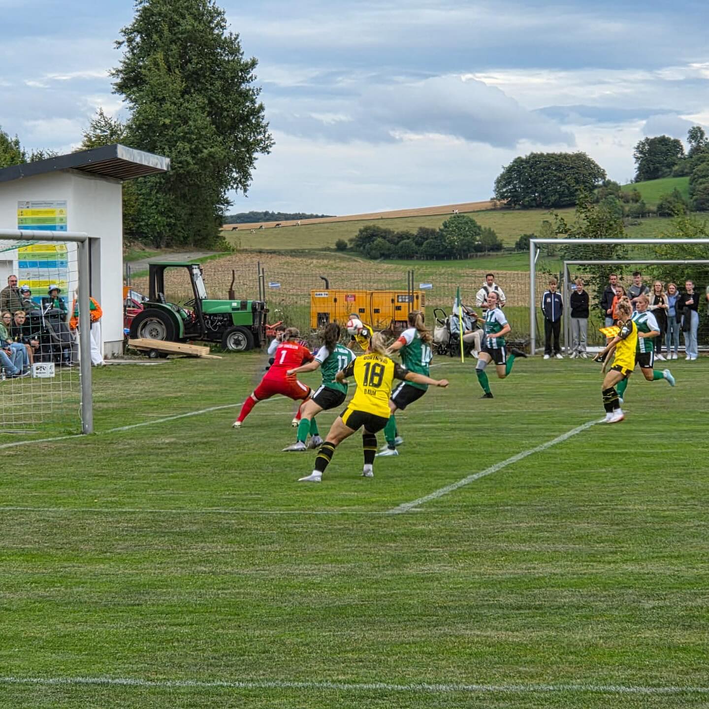 🏆 SVT-Damen bieten dem BVB lange Paroli 🏆
Die Fußballdamen des SV Thülen haben in der Erstrundenpartie im Westfalenpokal den @bvb09frauen am Donnerstagabend lange Paroli geboten.
Bis zur 60. Spielminute konnte der Westfalenligist sein Tor sauber halten.
Taktisch waren die Grün-Weißen vom Trainerduo Werth/Heinke sehr gut auf die schwere Aufgabe gegen den haushohen Favoriten eingestellt. Dieses setzte der Gastgeber sehr diszipliniert um und ließ die Schwarz-Gelben nicht zur Entfaltung kommen.
Mit einer defensiven Ausrichtung machte der SVT die Räume eng, sodass sich die Gäste kaum nennenswerte Chancen herausspielen konnten. Diese operierten hauptsächlich mit Fernschüssen oder Flanken in den Strafraum.
Da verrichtete Torfrau Gesa Schulte aber einen super Job, sodass es kaum zu brenzligen Situationen kam.
Die Mannschaft aus dem Ruhrgebiet tat sich sehr schwer gegen die tolle Defensivleistung der SVT-Kickerinnen und fand kaum Lösungen.
Erst die Einwechslung der Topstürmerinnen Dana Marquardt (46.), Annika Enderle (61.) und Jasmin Jabbes (61.) brachte den Regionalligisten auf die Siegerstraße.
Innerhalb von knapp 10 Minuten erzielte die Borussia vier Treffer, wobei die eingewechselte Marquardt zweimal erfolgreich war.
Danach spielte der ehemalige Ligakonkurrent die Partie ohne großen Glanz herunter und durfte sich nach dem Abpfiff über den Einzug in die 2. Pokalrunde freuen.
Trotz der Niederlage hat sich die Mannschaft um Spielführerin Jessica Krefeld sehr gut verkauft und eine taktisch sehr disziplinierte Leistung gezeigt. So kann es gerne weitergehen. 💪🏼