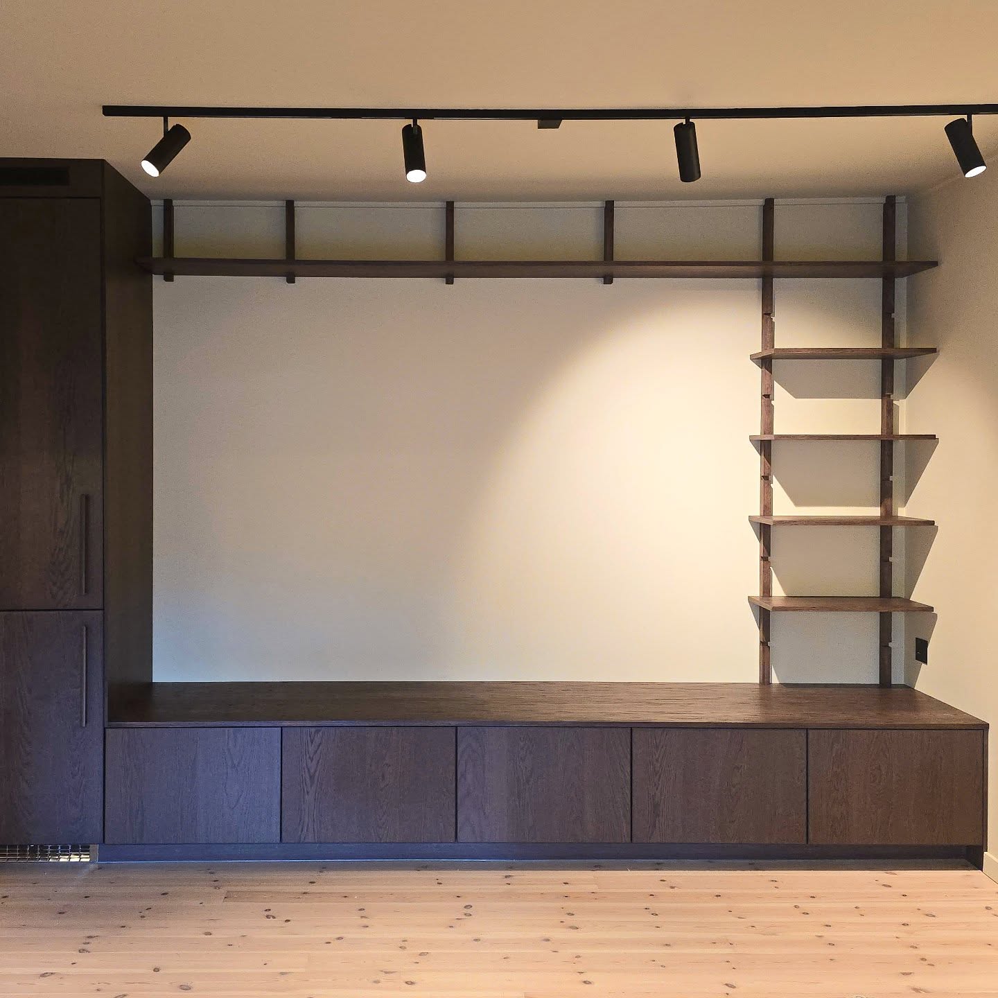 Hylleseksjon og plate til sittebenk i eik.
Forlengelse av @ikeanorge kjøkken😊
.
.
.
.
#møbler #innredning #interiør #stue #kjøkken #furniture