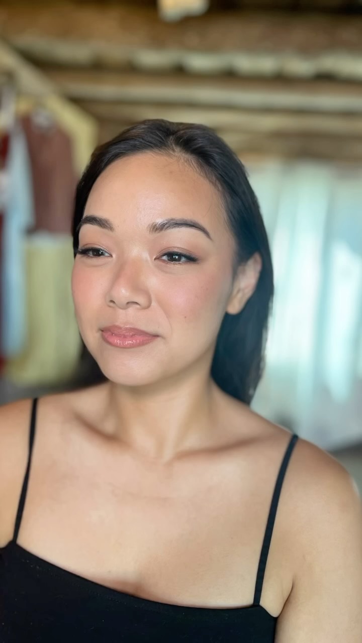 Soft glam on Kristy ✨isn’t she just so naturally pretty?! 😍 #beforeandafter
☑️Light to medium coverage with a glowy finish
☑️Neutral eyes with a bit of shimmer
☑️Subtle lashes
☑️And a natural lip colour with gloss 💋
#torontomakeupartist #travelmakeupartist #softglam #naturalmakeup #bridalmakeup #engagement #photoshoot #makeupartist #weddings #commercialmakeup