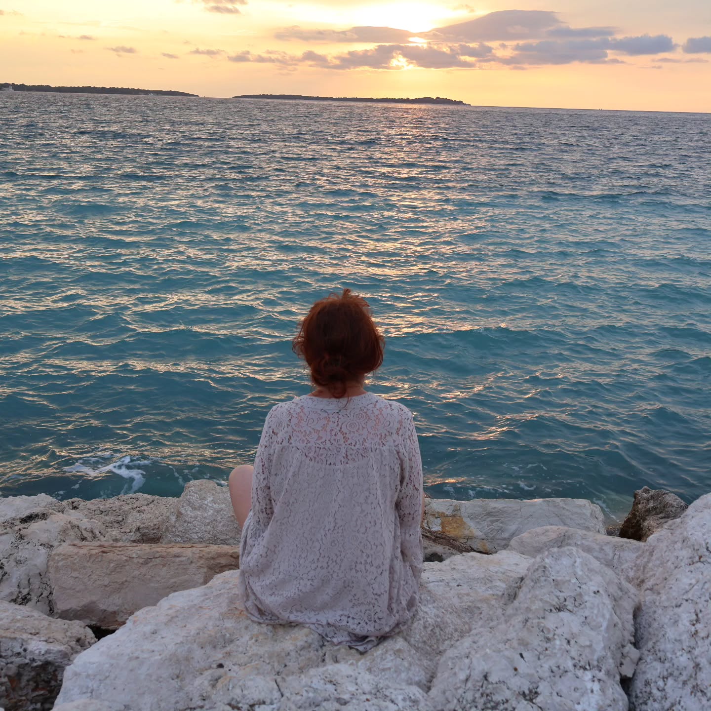 🌊 Mit dem Blick auf die Weite des Meeres beginnt für mich der Urlaub.
Das Rauschen der Wellen beruhigt, und wenn die Sonne im Meer versinkt, ist es ein Moment voller Magie. 🌅
Urlaub bedeutet für mich:
☀️ die Sonne auf der Haut spüren
🏊♀️ ins klare, kühle Wasser springen
🏛 neue Kulturen entdecken
❤️ Orte besuchen, die das Herz erwärmen
Es ist die Auszeit vom Alltag, Innehalten, Loslassen, Kraft tanken und die Seele baumeln lassen. 🙏
Gestärkt kehre ich zurück, bereit, meine Herzensaufgabe mit Liebe und voller Energie weiterzuführen: Frauen in den Wechseljahren zu begleiten und zu unterstützen. 💕
Hi, ich bin Rita, Wechseljahreberaterin mit Herz und eigener Geschichte. 💟
Wenn du dir Begleitung in dieser besonderen Lebensphase wünschst, melde dich gerne bei mir. Meine Kontaktdaten findest du in meiner Bio. 🫶
Herzlichst, deine Rita 💜
#meerliebe #sonnenuntergang #urlaubsgefühle #seelebaumelnlassen #auszeit #lebensfreude #frauenpower #wechseljahre #wechseljahreberatung #achtsamkeit #innereruhe #herzensweg #krafttanken
