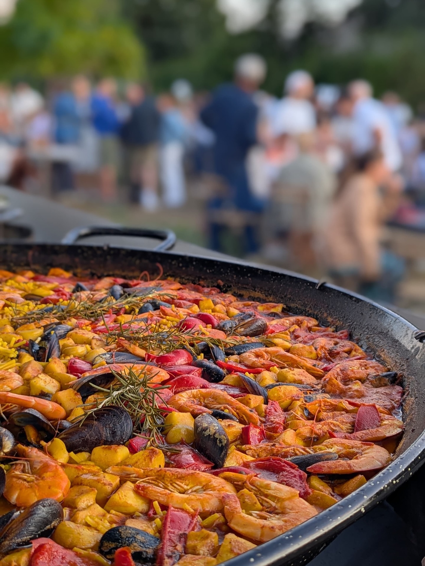 🥘 Une fideuà de la mer, un soir d’été au @domaine.decalage… qui a faim ? 😋
#fideua #españa #montpellier #montpellierfood #seafood #traiteurévénementiel