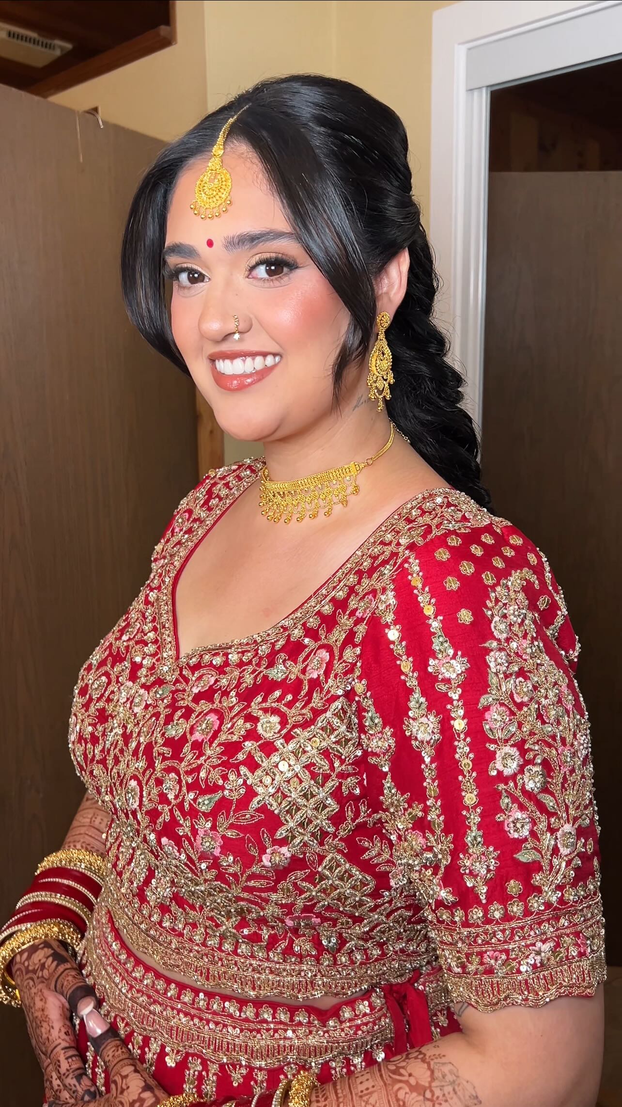 Kiran’s Bridal Makeup ♥️
Hair by @hairdidbyrhea
My books are open for 2026! ✨
Ready to book your dream wedding glam?
📲Click the link in my bio or visit www.mlartistry.ca to inquire
.
.
.
.
.
.
.
.
.
Makeup Artist
Bridal makeup
Wedding makeup
Glowy makeup
Calgary makeup artist
Calgary wedding makeup
Calgary Bridal Makeup
#bridalmakeup #bridalmakeupartist #calgarymakeupartist #calgarymua #yycmua #yycmakeupartist #promakeupartist #makeupartist