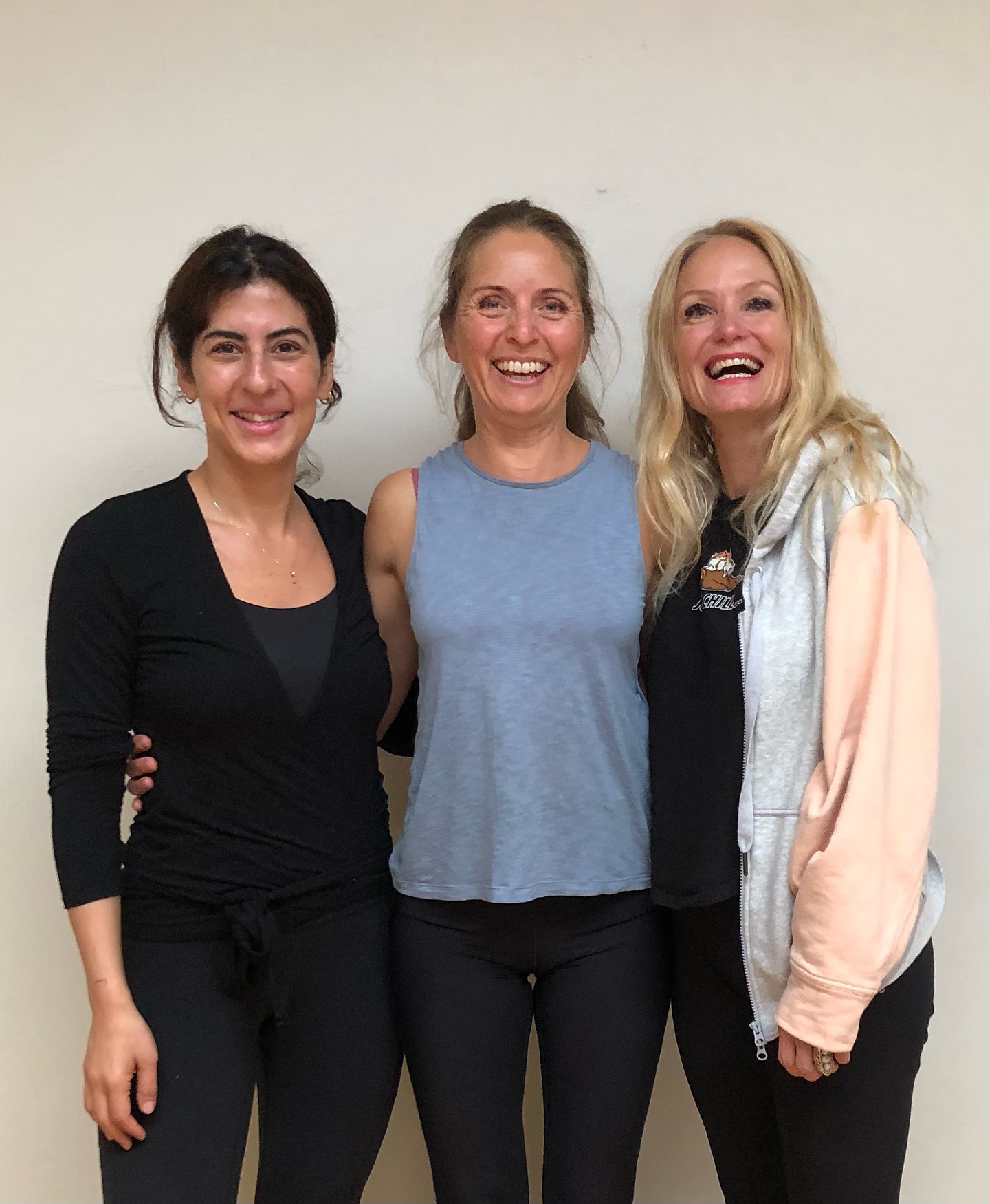 Oslo Yoga søker flere lærere!
Underviser du i yoga, pilates eller qigong?
Vi vil utvide timeplanen vår og trenger nye lærere.
😍
Hos oss får du bli med i et godt team av erfarne lærere som elsker faget sitt! Vi ønsker flere kollegaer som har samme verdier som oss: å skape et trygt rom for læring og utvikling der alle blir ivaretatt uansett form og alder.
❤️
På Oslo Yoga har vi en ikke-presterende og ikke-konkurrerende atmosfære der vi er opptatt av tilstedeværelse, selvaksept og egenomsorg. Vi har både rolige avslappende timer og kraftfulle styrkende timer, og vi tilpasser øvelsene til den enkelte.
❤️
For å søke på jobb hos oss, trenger vi at du har erfaring og at du har kontakt med kunder som vil bli med deg til oss. Har du en gruppe fra før i et lokale som har blitt nedlagt eller har blitt for lite for deg? Har du behov for kollegaer, eller å være i et rom med god atmosfære der det er mye tilgjengelig yogautstyr?
Vi vil gjerne høre fra deg. 🤗 I tillegg til at du har faglig erfaring og kompetanse, er det viktig hos oss at du har evne til å møte nye kunder på en varm og åpen måte, og at du er istand til å ivareta og motivere deltakerne dine over tid.
❤️
Send oss en e-post hvis du potensielt er vår nye lærer!🤗