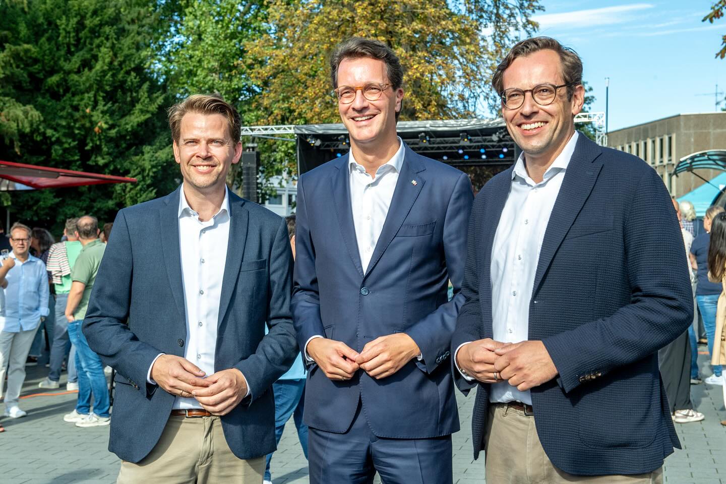 Ein voller Forum-Park, beste Stimmung und herrliches Spätsommerwetter - und wir konnten noch einmal deutlich machen, wofür wir - @alexanderfelsch.gl und @arnevonboetticher - stehen und welche Ziele wir für unsere Heimat haben! 💪🚀🔥
Es war eine gelungene Veranstaltung mit einer persönlichen Rede unseres Ministerpräsidenten und einem gutem Austausch mit den Menschen aus Bergisch Gladbach bei kölscher Musik von den Paveiern.
Vielen Dank an alle Gäste und an alle, die bei der Vorbereitung geholfen haben.
Und: Vielen Dank, lieber @hendrik.wuest, dass Du nach Bergisch Gladbach gekommen bist, um uns im Wahlkampfendspurt zu unterstützen!
#heimat #bergischgladbach #rheinischbergischerkreis #kommunalwahl
Fotos: Burkhard Dohm