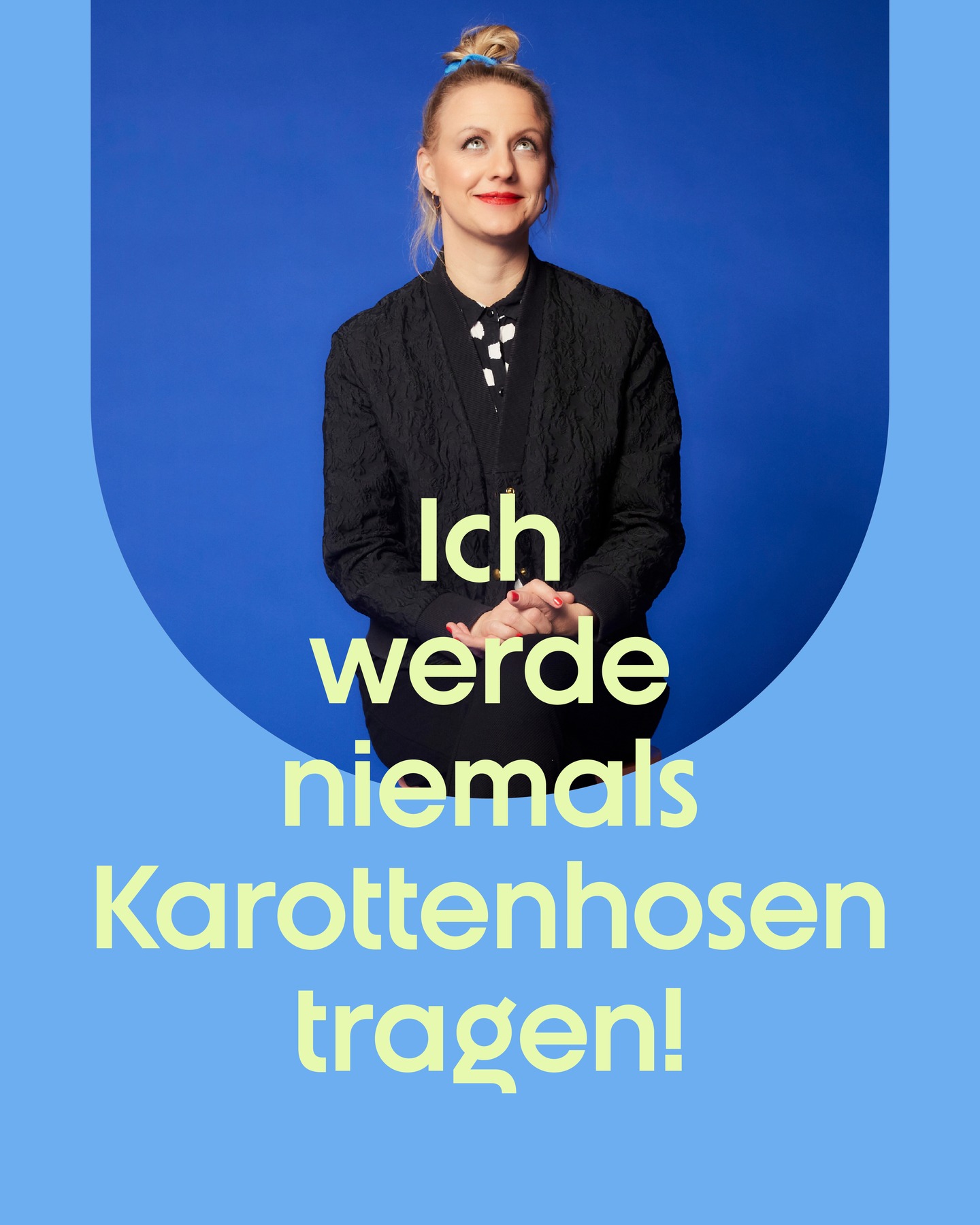 „Ich werde niemals Karottenhosen tragen.“
Meine Mutter hat nur laut gelacht.
Ein paar Jahre später konnte ich mir in Skinny Jeans weite Hosen nicht vorstellen und heute hängt von allem etwas in meinem Schrank.
Was zeigt mir das?
Mode kommt zurück.
Was gestern peinlich war, ist heute cool.
Und morgen vielleicht wieder out.
Und das gilt nicht nur für Kleidung.
Auch in Architektur und Interior feiern Materialien und Formen ihr Comeback:
Holzvertäfelungen. Terrazzo. Memphis-Style.
Ich hätte wirklich nicht gedacht dass ich farbige Leonardo-Gläser nochmal gut finden würde.
Wie bei meinen Karottenhosen: erst belächelt, dann gefeiert.
Die Frage ist nicht, ob ein Trend zurückkehrt, sondern wie wir ihn neu interpretieren: nachhaltiger, bewusster, langlebiger.
Gibt es zeitlose Trends?
Wie können wir Mode und Architektur so gestalten, dass sie nicht nur dem Zeitgeist folgen, sondern bleiben?
Secondhand fand ich schon immer toll.
Und wegwerfen konnte ich noch nie besonders gut.
Darum freue ich mich heute über meine Vintage Levi´s Jeansjacke, die geht einfach immer ◡̈
→ Welcher Trend ist für dich überraschend zurückgekehrt und welchen würdest du gern nie wiedersehen?
#karottenhose #trendsetters #interior #zeitlos #circulardesign #formelu