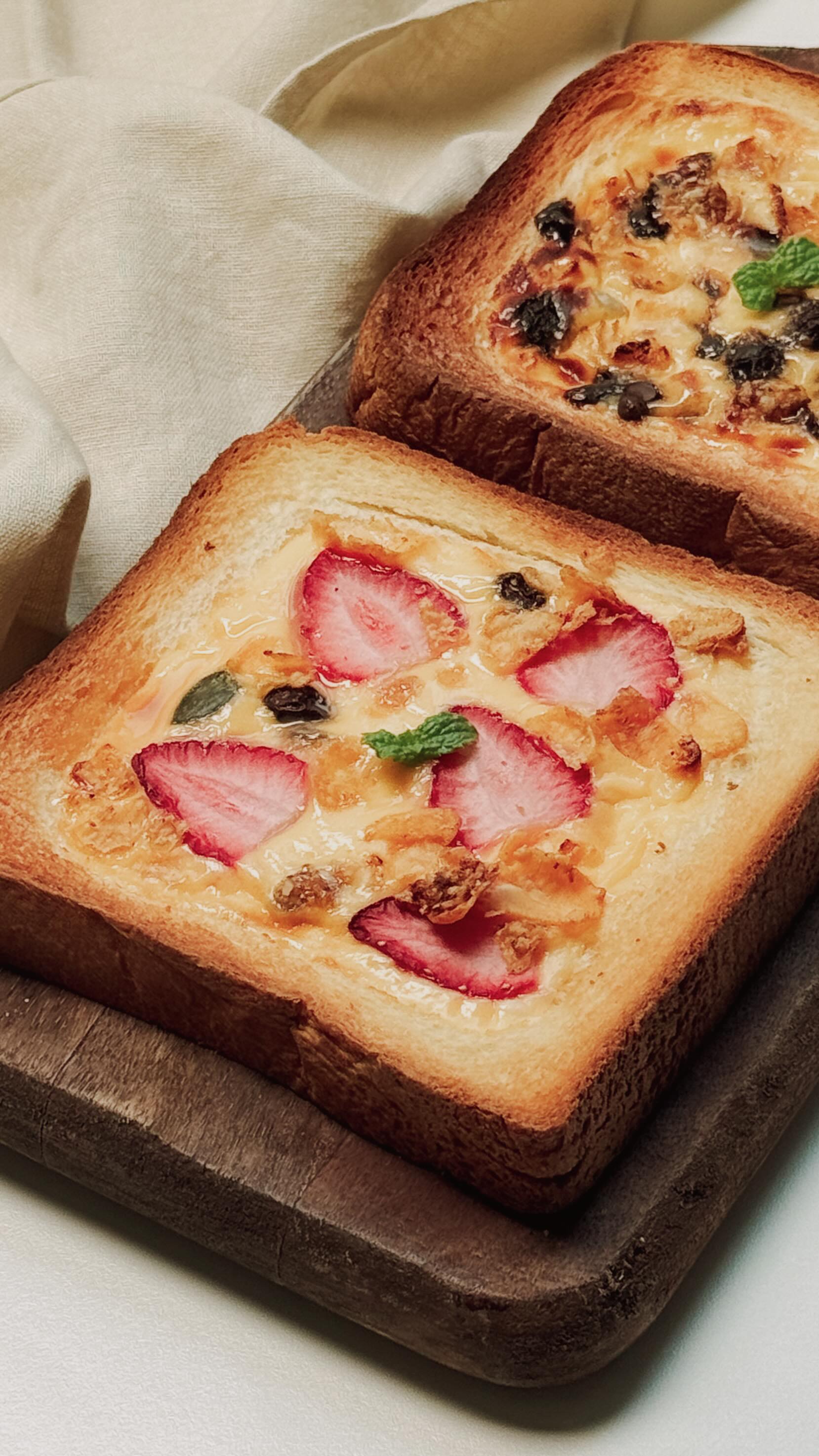 TOASTS SUCRÉS AU YAOURT, SIROP D’ÉRABLE & GRANOLA🍞🍓🍫
Envie d’un petit-déjeuner original ou d’une pause saine et gourmande ? Découvre ces toasts sucrés, croustillants à l’extérieur et fondants à l’intérieur. Garnis de fruits frais, de notre granola croustillant sans gluten et d’une touche de chocolat, ils feront le bonheur des petits et des grands!
📝 Ingrédients :
- 1 œuf
- 2 c. à s. de yaourt grec (ou version végétale)
- 1 c. à s. de sirop d’érable
- 2 tranches de pain
🍓 Garnitures :
- Fraises fraîches
- @lesgranolasdejenny
- Pépites de chocolat
👩🍳 Préparation:
1️⃣ Dans un bol, fouette l’œuf avec le yaourt et le sirop d’érable.
2️⃣ Dépose les tranches de pain sur une plaque recouverte de papier cuisson.
3️⃣ Avec le dos d’une cuillère, appuie légèrement au centre de chaque tranche pour former un petit creux.
4️⃣ Verse le mélange œuf-yaourt dans chaque creux.
5️⃣ Ajoute les garnitures de ton choix (fruits, chocolat, granola…).
6️⃣ Enfourne à 180°C pendant 15 minutes.
👉 Des toasts dorés, fondants et gourmands, parfaits pour un petit-déj ou un brunch
#lesgranolasdejenny #granola #glutenfree #swissmade #switzerland #sansgluten #dessertrecipe #custardtoast #yogurttoast #breakfastidea #breakfastrecipe #healthybreakfast