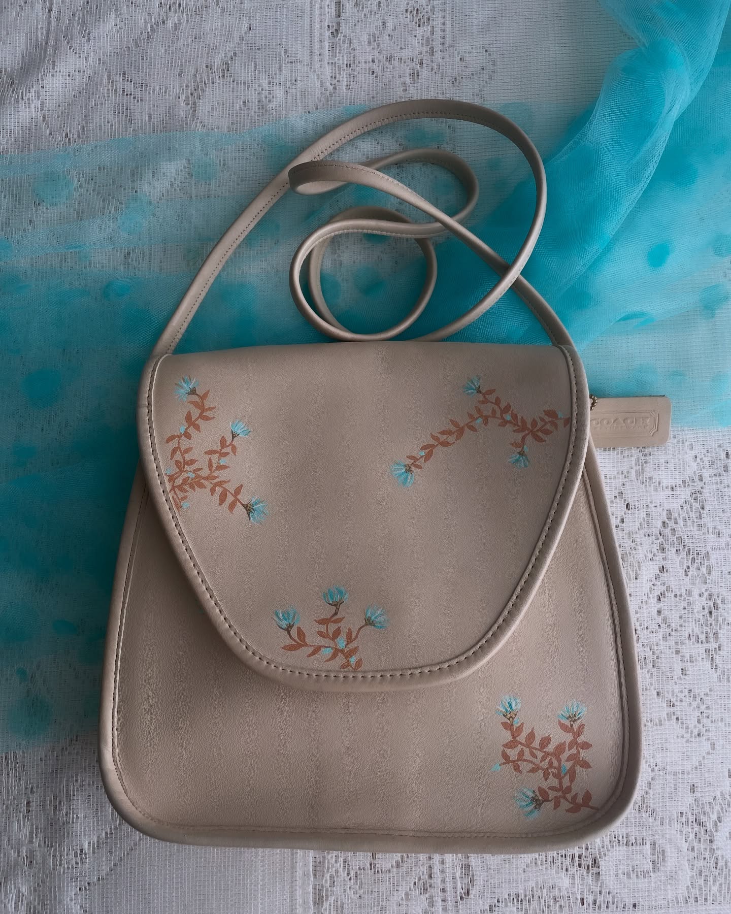 WHAT IS OLD ~ NOW BECOMES NEW❤️Join me this weekend in Chester, NJ for the 52nd Annual Fall Craft Show. I’ll have my vintage hand painted handbags, vegan leather jackets and more.
My space is C3 ~ hope to see you on 9/6 & 9/7🍁🌞 #rosesquared #paintedvintage #inspiredbynature #artonleather