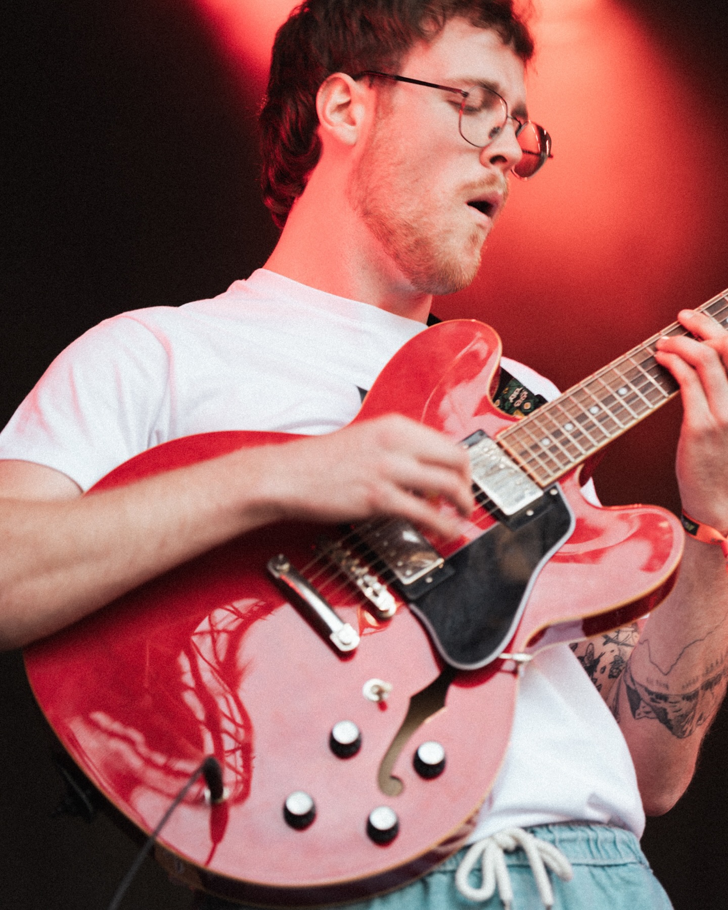 Feuriger Auftakt des Tags 2 mit @theattycs 🎸🤘🏼
Wilder Ritt mit tanzenden Gorillas & fliegenden Schildkröten 🤩
#gpf2025 #gravelpit #rock #garagerock #stoner #fuzz #festival #gravelpitfestival 📷 @angelinaimboden
@mitchproductions.ch