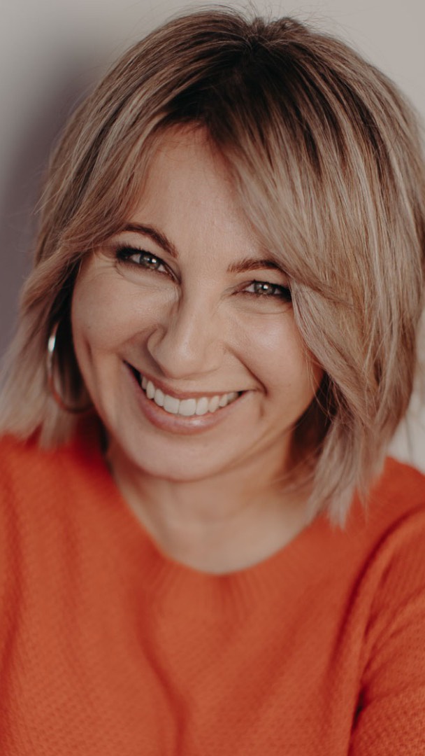 The Woman Behind the Scissors, Stories, and Stunning Transformations
Hi, I’m Natalie Varrasso—the girl behind the beautiful grey hair transitions, the free-hand haircuts that truly transform, and the blogs you’ve been reading to help you navigate the world of hair with confidence.
For me, hairdressing has never just been about “doing hair.” It’s about connection, transformation, and giving every woman the freedom to see herself in a new light. Over the years, I’ve had the privilege of working with incredible guests who trust me to show them that their hair can do so much more than they ever imagined. Watching someone’s confidence grow through a carefully designed cut or a thoughtful colour transition is why I do what I do.
#freehandcutting #greyhairtransitionspecialistmelbourne #hairtransformation #greyhairjourney #shorthairstyles #naturalcurlystyles #professionalgreystyles #stylishgreyhair #haircuttermelbourne