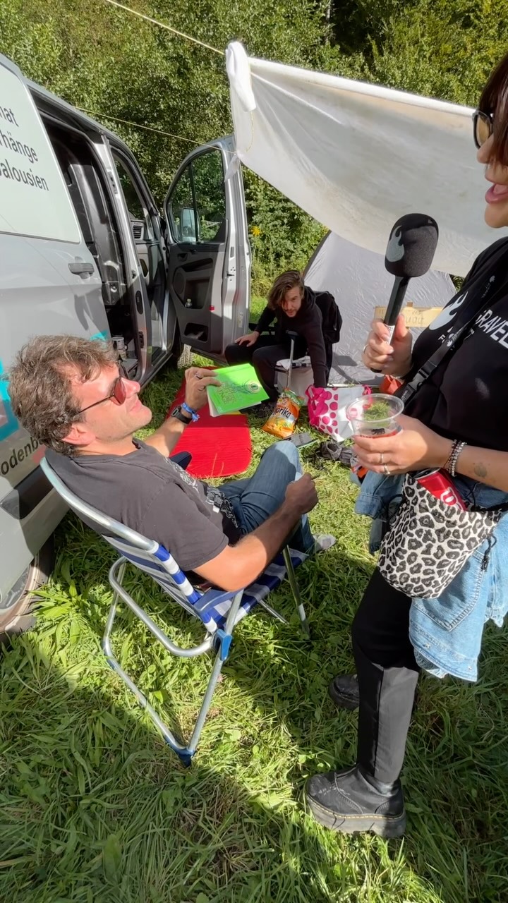 Campingvibes nach Tag 1 😴📚🍕
Wir haben nachgefragt, wie sich unsere Campingfreunde die Zeit bis zum Band-Auftakt am zweiten Tag vertreiben: Der eine vertieft sich in Herr der Ringe, der andere schläft seinen Kater auf der Matte aus & der Dritte hat dank Namensschild auch wieder ins richtige Zelt gefunden. 🏕️😉😘
#gpf2025 #campingvibes #gravelpit #rock #festival #gravelpitfestival 🎤 @muri_belle @la_la__lea