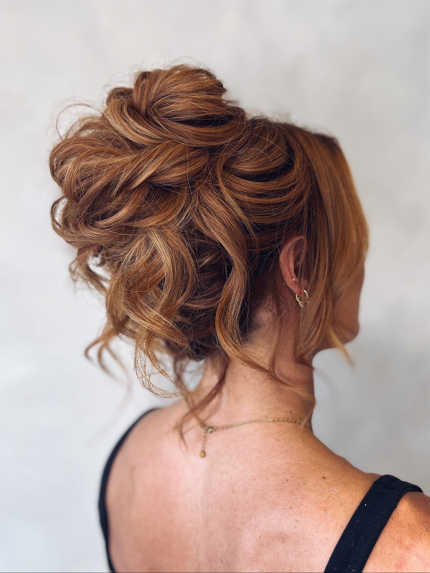 Dark Hair Inspo ✨
Looking at styles in a similar shade to your own hair can really help you picture how your look will turn out.
Whether it’s for your big day or sharing ideas with you bridesmaids, make sure to save this post for later 💫
.
.
.
#bridalhairstylist #destinationwedding #bridetobe #bridalbeauty #timelessbride #brunetteinspo #darkhairinspo #destinationbridalhairstylist #ukbridalhair #weddinghair #weddinghairinspo