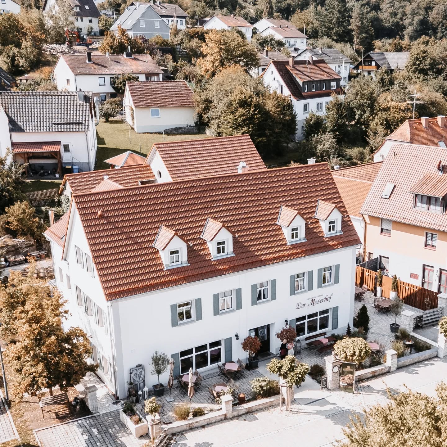 Unser Moserhof, eingebettet im Dorf und umgeben von Wiesen und Feldern 🌱🌳 Von oben zeigt sich, wie harmonisch unser Moserhof ins Leben hier passt - ein Ort zum Genießen, Ankommen und Durchatmen.
#moserhof #naturgenuss #drohnenaufnahmen #landeten #naturpur #bamberg #steigerwald #hofleben #naturliebe #wandern #wandernimsteigerwald #landidylle #urlaubimsteigerwald #entschleunigung