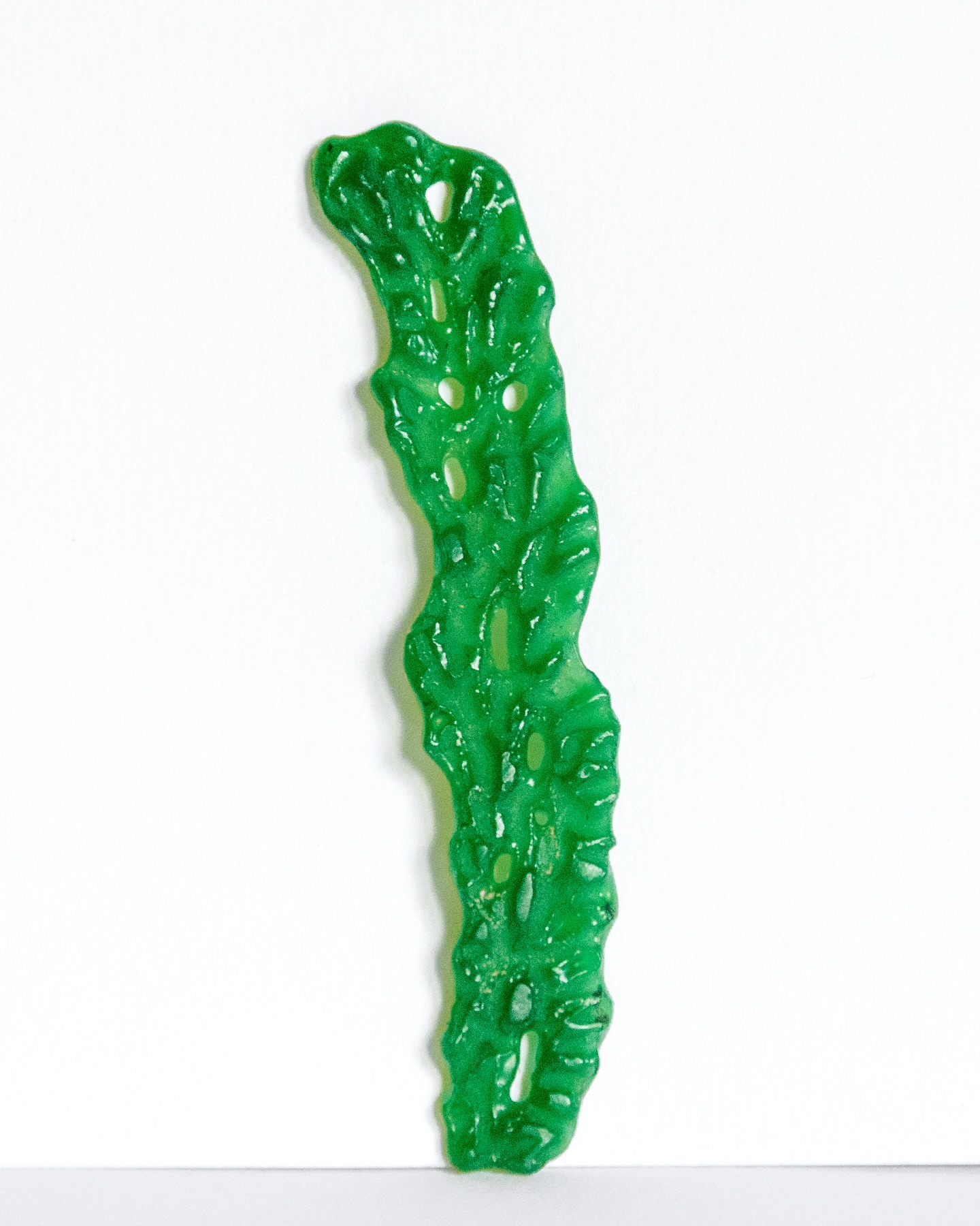 J’ai déjà coulé de la cire sur pas mal de choses… mais celle-là, je ne l’avais pas vue venir. 🍈
Oui, c’est bien une peau de melon.
Un reste d’apéro, une table d’été, et cette texture folle que personne ne regarde.
Et moi ? J’ai décidé de l’archiver.
De figer dans l’argent ce que d’autres auraient jeté.
Un bijou qui vient rappeler que — la beauté se cache parfois dans les miettes d’un soir de juillet—.
Et qu’il suffit d’oser la remarquer.
(#FormaPrima | Fragment n°008)
#bijouxcreateur #bijouxfaitmain #bijouxartisanaux #createurfrancais #faitmain #madeinfrance #artisanatfrancais #bijouxluxe #luxe #finejewelry
#argent #memoiresdetresors #peaudemelon #melon #baguemelon #bagueoriginale