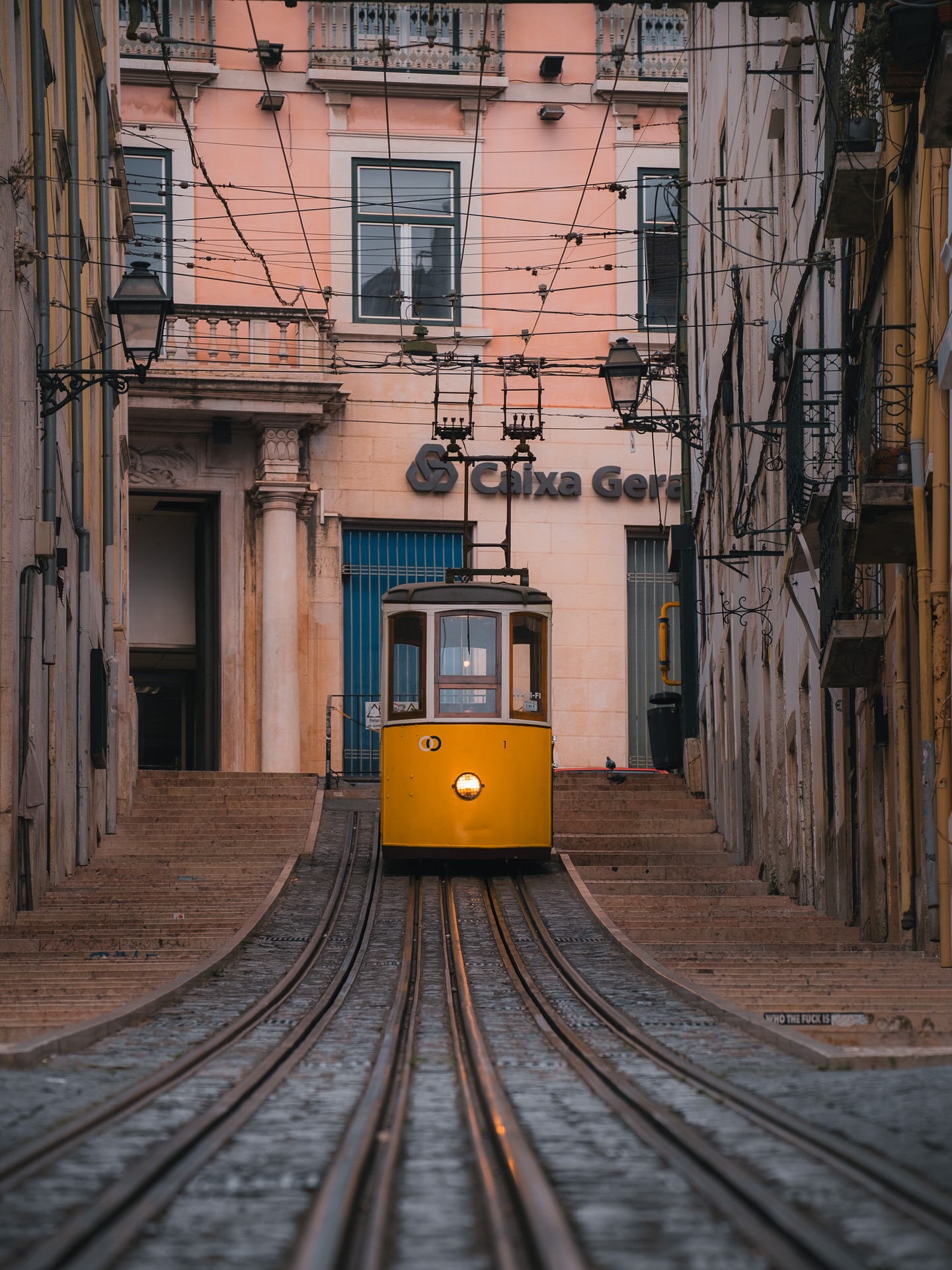 Unser tiefes Mitgefühl gilt den Opfern des Unglücks in Lissabon und ihren Angehörigen. In Gedanken sind wir bei allen, die von diesem tragischen Ereignis betroffen sind.🖤
Die gelbe Tram, ein Wahrzeichen der Stadt und Symbol ihrer Geschichte und Lebendigkeit. Sie hat nicht nur uns, sondern auch viele andere Besucher Lissabons fasziniert. Was sonst für Freude, Bewegung und Begegnung steht, ist nun untrennbar mit diesem tragischen Ereignis verbunden.🖤
Was bleibt, ist die Trauer um die Opfer und das Mitgefühl mit ihren Angehörigen.🖤
.
.
.
#🖤 #lissabon #lissabonstreets #lisboa #lisbon #lisboaportugal #standseilbahn #standseilbahnlissabon #gedenkenandieopfer #anteilnahme #mitgefühl
