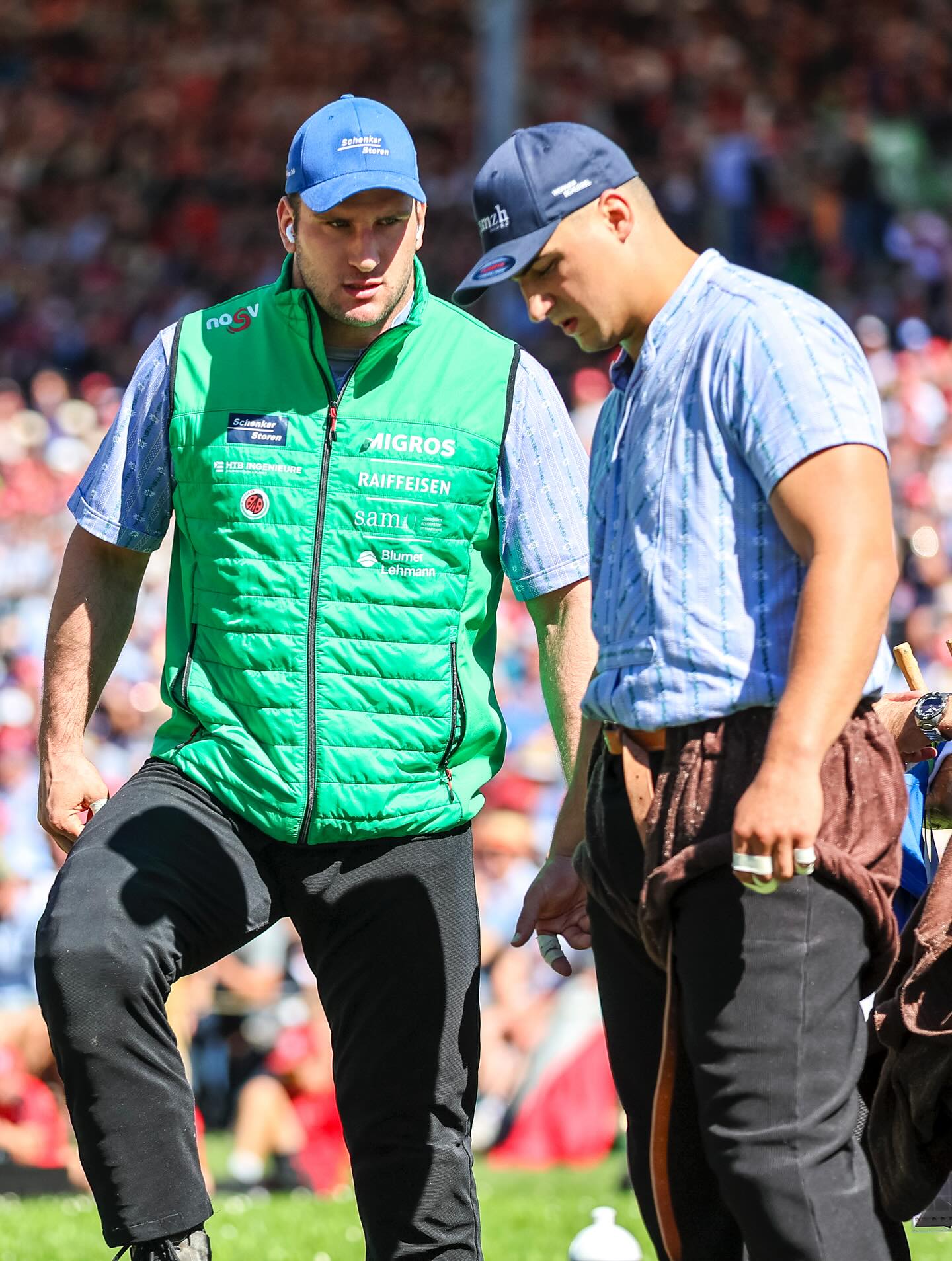 Grösstmögliche Spannung in der Glarnerland-Arena! Armon Orlik holt sich gegen Steven Moser und Matthias Herger zwei Zehner und geht punktgleich mit Werner Schlegel als Punkteführender in den Kranzausstich. Biäsch unterliegt Michael Moser und stellt gegen Melchior Huber, er kämpft am Nachmittag weiter um Eichenlaub.
Josias Müller stellt und verliert heute morgen je einmal, für ihn ist das Fest damit zu Ende.
📸: Erwin Keller
#Schwingen #Tradition #Graubünden #ESAF #Mollis #Glarus