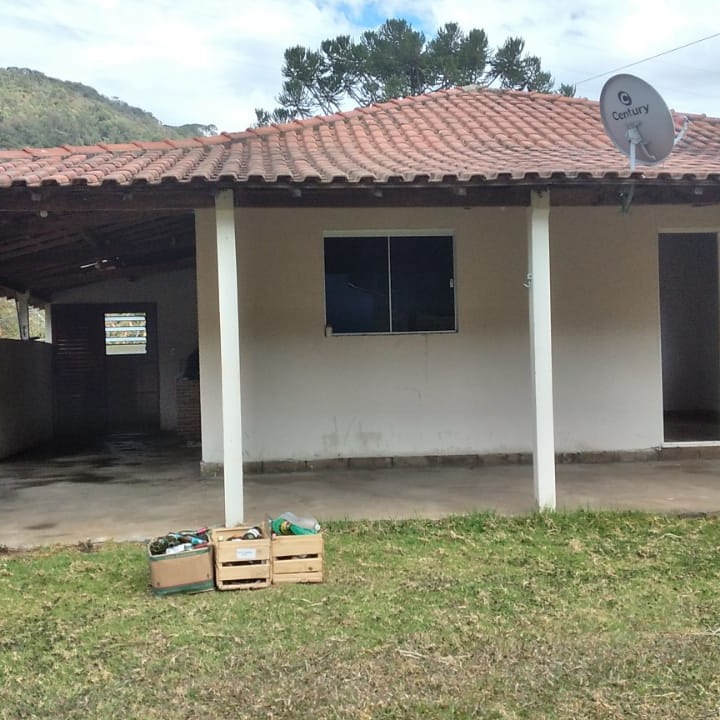 ALUGA-SE CASA NO BAIRRO ROSÁRIO _ DELFIM MOREIRA.
Seu refúgio perfeito! Esta casa aconchegante, ideal para a família, oferece:
3 quartos para o seu descanso
Sala ampla para momentos de lazer e união
Cozinha funcional para a rotina diária