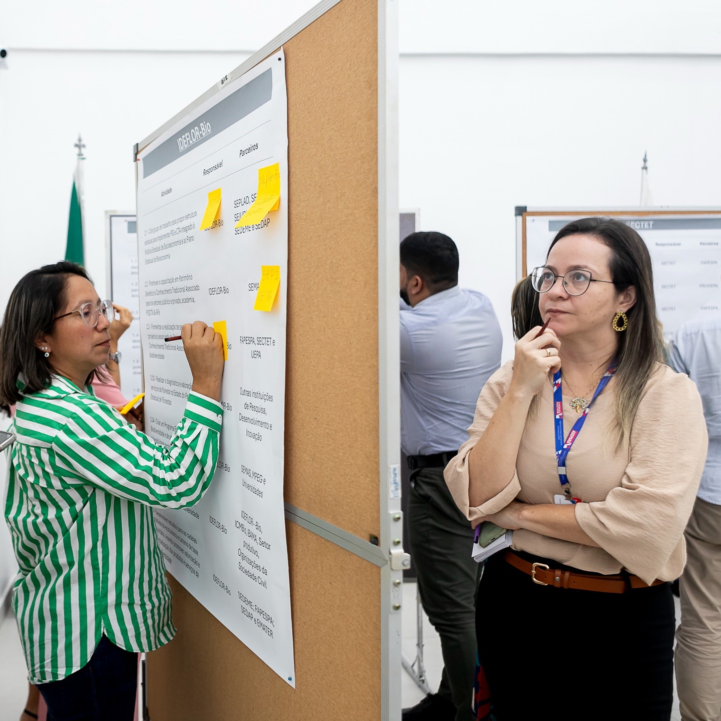 🔍 Você sabe o que é co-construção?
Mais do que uma palavra bonita, é uma forma de fazer gestão que dá certo.
📌 Co-construir é fazer junto, desde o começo.
É trazer quem executa, quem é afetado e quem decide para o mesmo círculo de diálogo.
Na Emboé, isso acontece em:
🧭 Oficinas participativas
📋 Elaboração de projetos e planos
🌱 Construção de indicadores e estratégias
👥 Mapeamentos com escuta qualificada
Co-construção não é consenso automático.
É mediação, escuta ativa e pactos possíveis.
Quando as pessoas participam da construção, elas também participam da implementação.
E é aí que os resultados acontecem. ✨
#somosemboé #cococriação #gestão #projetos #estratégia #processos