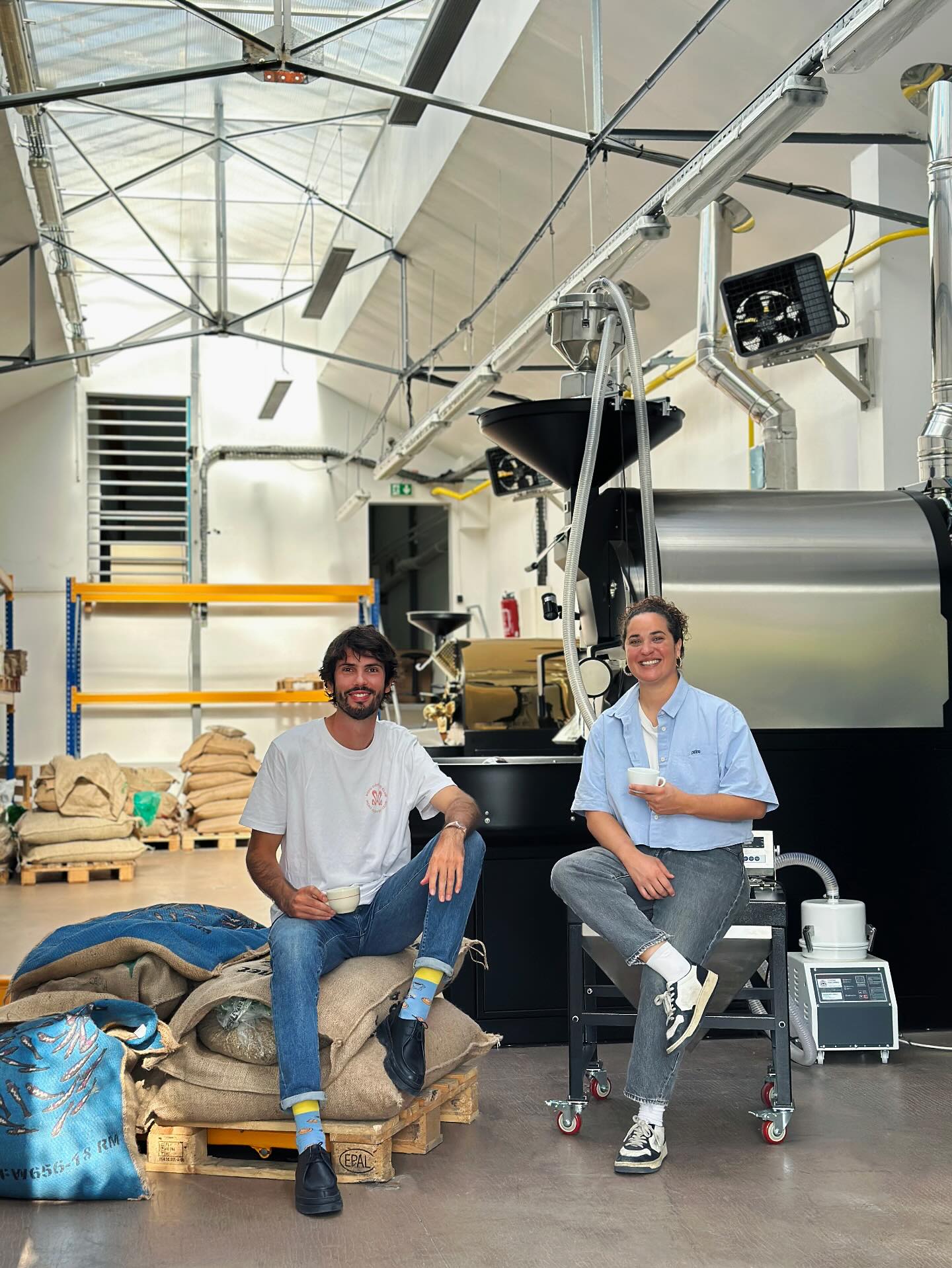 DEUXIÈME RENTRÉE POUR MOJO 💥
Et quelle rentrée ! Après une première année intense et pleine de projets, c’est un mois de septembre un peu spécial pour MOJO. On s’installe à Bagnolet !
Dans de grands locaux qui établissent notre torréfaction, école de formation et nos bureaux. Un lieu tout-en-un, favorisant l’échange, les idées et le partage.
La formule reste la même : nos cafés de spécialité torréfiés avec amour, un accompagnement de chaque instant quel que soit votre projet, et des formations barista adaptées à vos besoins spécifiques.
Merci à nos ami·e·s, partenaires et client·e·s pour cette folle année, pour votre confiance et votre soutien. MOJO COFFEE club, c’est NOUS et VOUS. ✨
On peaufine les derniers travaux et on a déjà hâte de vous accueillir et de continuer à grandir ensemble !
Thomas et Juliette
#specialtycoffeeroaster #coffeeroasters #mojocoffeeclub