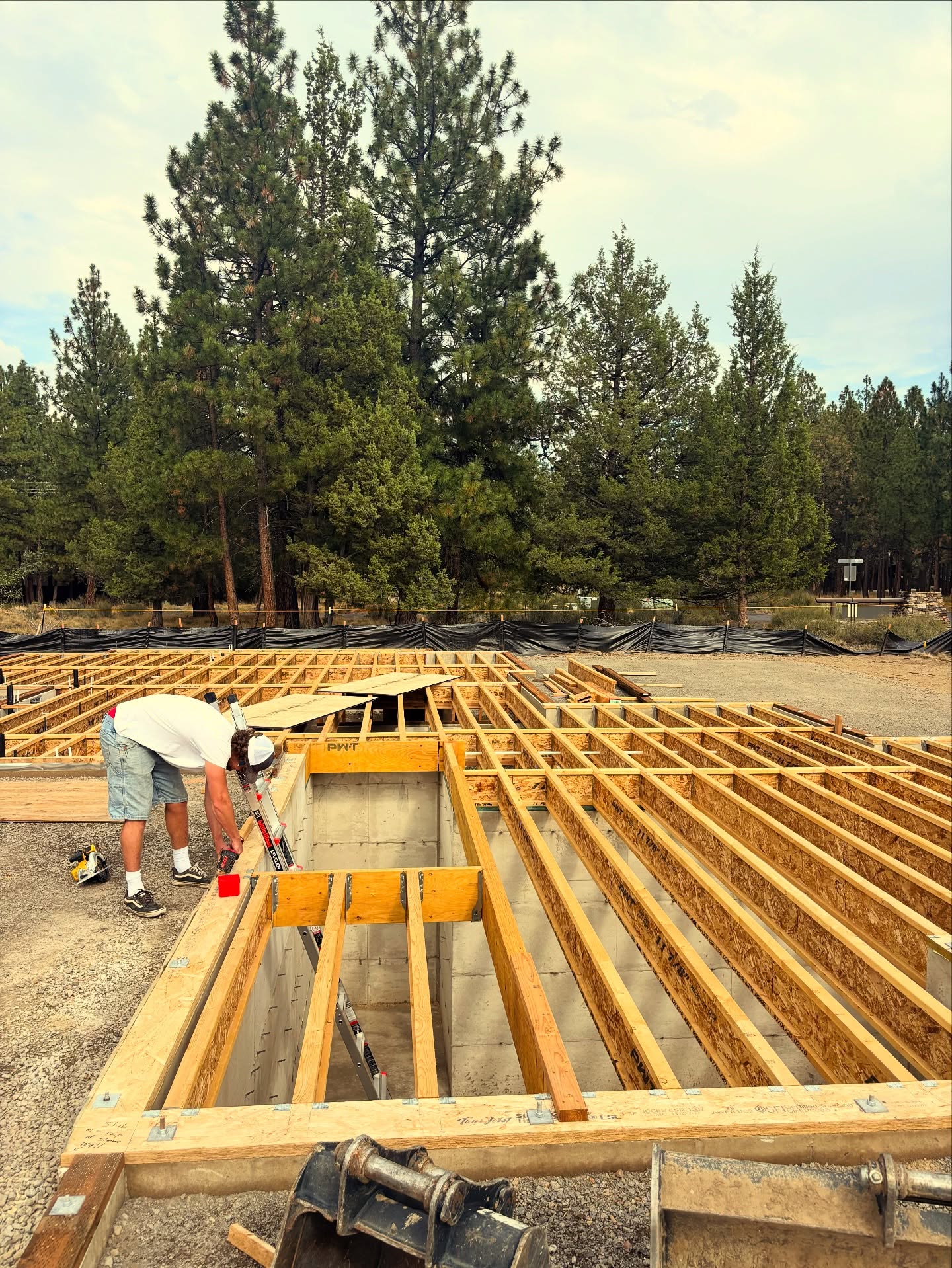 Work goes on….
📸: client, sub contractor, contractor…. origin not entirely clear but the site and design project are coming around beautifully