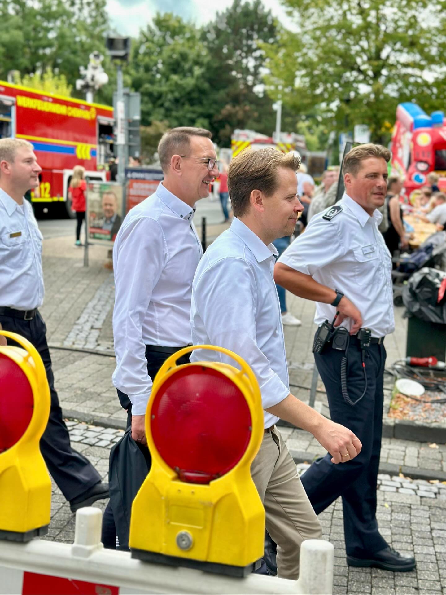 Gestern durften wir gemeinsam mit dem Leiter der Feuerwehr Burscheid, Jörg Seemann, Kreisbrandmeister Manuel Packhäuser sowie dem stellvertretenden Kreisbrandmeister Sven Jansen einen Rundgang über die Burscheider Blaulichtmeile machen! Begleitet wurden wir von der WDR Lokalzeit.
Wahnsinn, was Feuerwehr, Polizei und die Hilfsorganisationen hier auf die Beine gestellt haben, um ihre verschiedenen Aufgaben im Bereich der Gefahrenabwehr der Öffentlichkeit vorzustellen und für die Menschen erlebbar zu machen! Die Kinder konnten sich beim Feuerlöschen, auf einer Atemschutzübungsstrecke und mit Schere und Spreizer an einem PKW versuchen.
So sieht gelungene Öffentlichkeitsarbeit für die Blaulichtfamilie aus!
Danke an alle die daran mitgearbeitet haben und für den schönen Rundgang!
#blaulichtfamilie #ehrenamt #rheinischbergischerkreis #burscheid