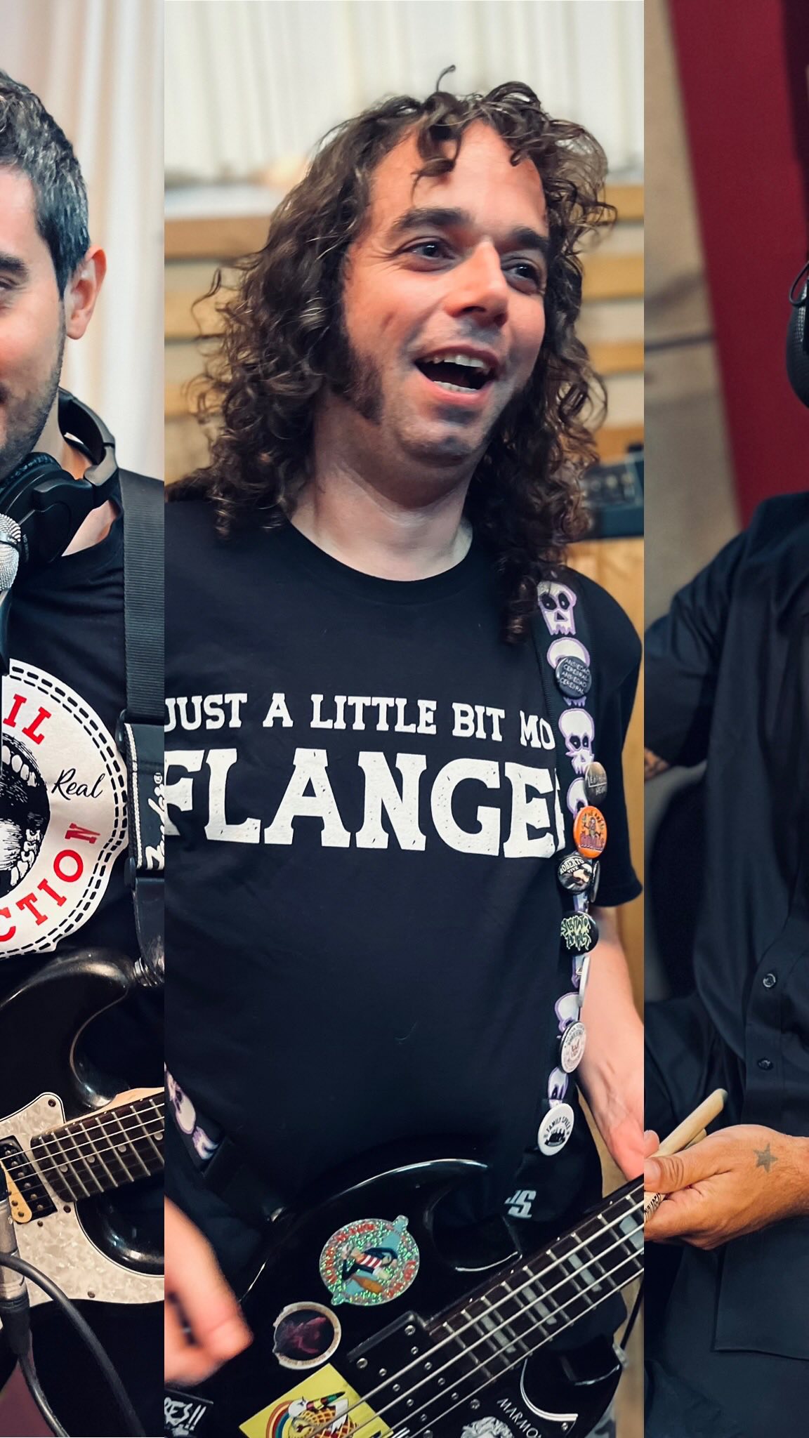 Habemus nuevo LP de Ansiedad Cerebral!!
David, Muñones, Luismi y un servidor hemos estado encerrados parte del verano en Hollers Analog Studio produciendo este “Terapia Sistémica Avanzada” .
En mi opinión, su mejor trabajo hasta la fecha y que espero emocione y escandalice a partes iguales: no son Ansiedad Cerebral un grupo de medias tintas.
No han perdido filo: las guitarras siguen cortando, no faltan las retorcidas melodías de bajo con fuzz y flanger ni el humor negrísimo( como muestra “Cocinas Fantasmas”).
La base rítmica de Crimea o Patinetes Asesinos no dejan resuello pero además, el hardcore ha dado paso a una influencia mayor del postpunk 80s, palpable en temas como "Precipicio" o "El Silencio de Tu Voz".
Deseando verlo publicado.
#AnsiedadCerebral @ansiedadcerebral
#punk #hardcorepunk #punkrock #postpunk #rockunderground #vinylrecords #analogrecording #estudiodegrabacion #recordingstudio
#hollersanalogstudio #maximorbmastering #malagamusica
#studiolife #vintagegear #audioengineer @adavidnolegustaesto