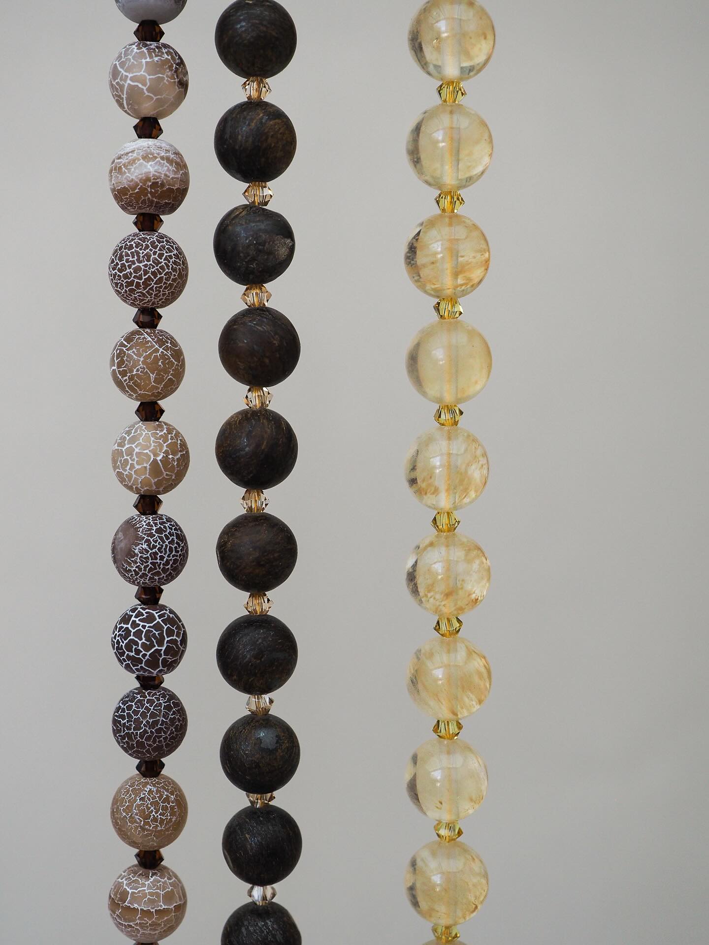 I den nye serien med armbånd, ‘Raw Dust’, kommer det flere lekre fargekombinasjoner ✨ Her ser du et lite utvalg av variantene i deilige jordtoner, og innslag av sensommer og høstløv🍂
Serien inneholder både sarte farger i ton-i-tok, sterke fargekontraster og matte overflater som møter glitrende kvalitetskrystaller ✨ #armbånd #handmade #norskdesign #wahlwest