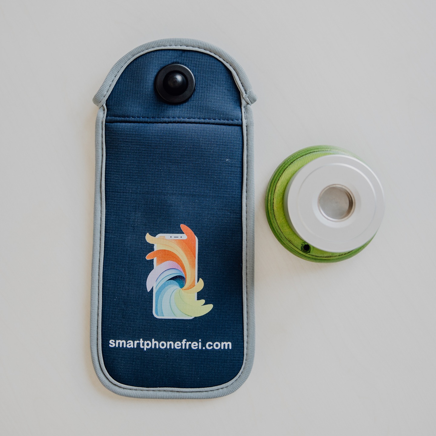 Für unsere smartphonefrei.com Handytaschen für Schulen nutzen wir als Entsperrer sehr starke Industriemagnete. Diese sind im Handel (auch online) nicht erhältlich. Damit stellen wir sicher, dass das System an Schulen einfach und reibungslos funktioniert. Immer unserem Motto folgend: ".... denn die Welt da draußen ist bunt 🌈" Eurer smartphonefrei.com Team aus Bonn