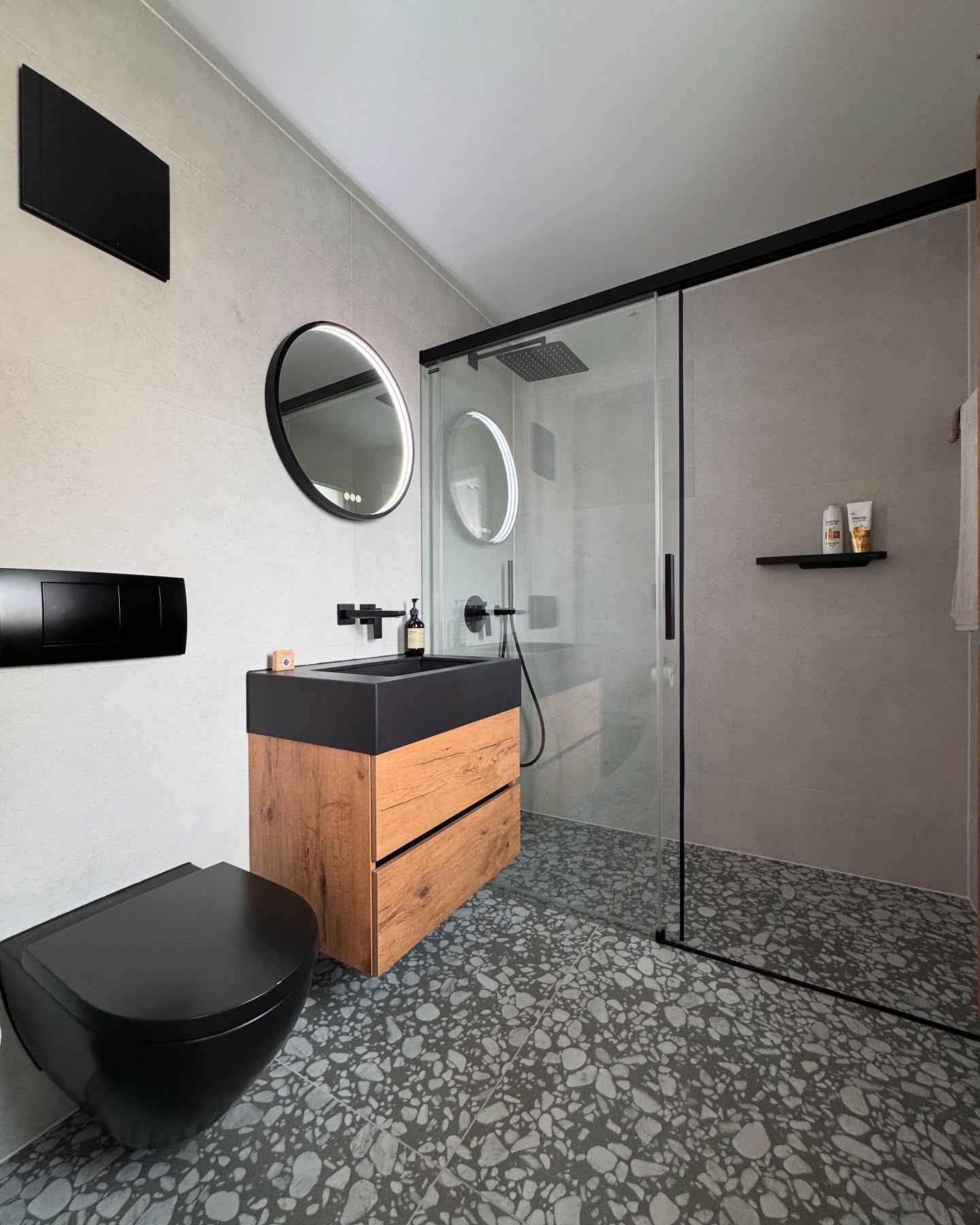 ✨ Transformation réussie ✨
Swipe 👉 pour voir l’évolution !
Avant ➡️ un style simple et fonctionnel.
Après ➡️ un design moderne, épuré et élégant.
Un vrai coup de frais qui change complètement l’ambiance de la pièce 🖤🚿
Qu’en pensez-vous ?👇
#BeforeAfter #Rénovation #SalleDeBain #DesignIntérieur #HomeMakeover #InspirationDéco