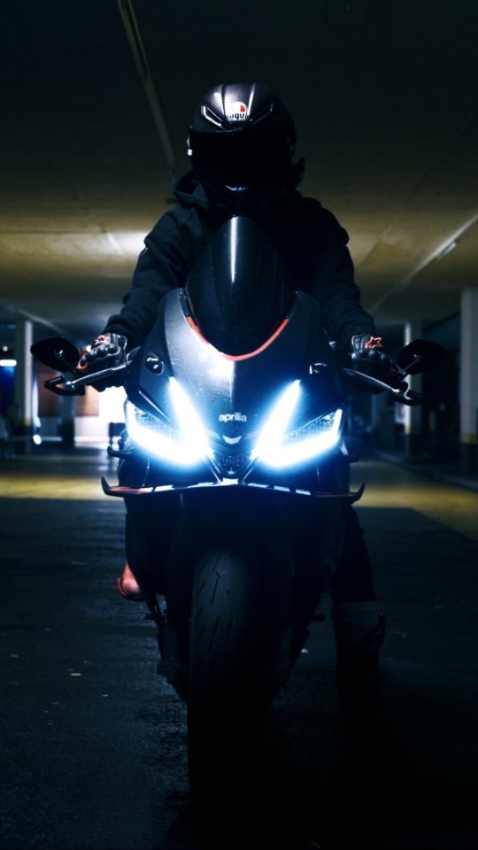 Somewhere in a Swiss garage, with good lighting and vivid colours.
Perfect place for a quick shoot 📸
@larissa.ehrat07 @cxli_rs660 such a fun shoot, thanks for modelling