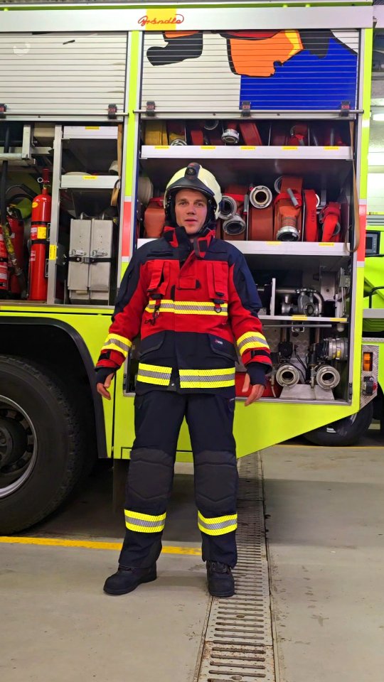 👨🚒👩🚒 Heute war Anprobe der neuen Brandschutzbekleidung!
Sicherheit steht bei uns an erster Stelle – die neue Ausrüstung schützt uns zuverlässig im Einsatz.
🔥🚒💪
.
.
.
.
#turbenthal #wila #wildberg #tösstal #blaulicht #swissfirefighter #118 #hobby #Feuerwehr #Brandschutz #brandschutzkleider #anprobe #kleider #neuekleider #Einsatzbereit #SicherheitGehtVor #Feuerwehrleben #Teamwork #Einsatzkräfte #NeueAusrüstung #GemeinsamStark #wirfüreuch