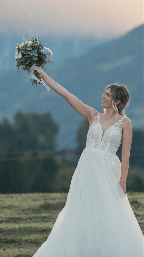 Alcuni degli scatti che ho fatto dopo essermi rotto il piede fuori dalla chiesa 🤦
#destinationweddingitaly
#fotografomatrimonio
#destinationweddingphotographers
Grazie agli sposi @simo_bonadei
@mattia_capitanio
Grazie a tutti i fornitori per l'ottimo gioco di squadra
@neuchatel1928
@linda_weddinghairandmakeup
@agriturismolarice
@marcondirondirondelloflowers
@djblitz_it