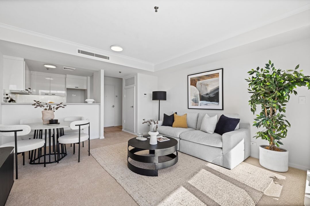 Just bought, Darlinghurst! Hugh and I have just purchased our client a fantastic north-facing unit in âThe Elanâ, flooded with natural light and enjoying panoramic city views in one of Darlinghurstâs most iconic buildings.