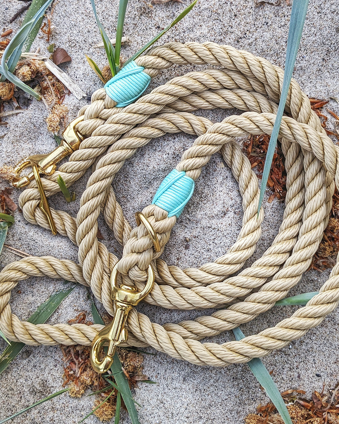 𝗡𝗼𝗰𝗵 𝗶𝘀𝘁 𝗱𝗲𝗿 𝗦𝗼𝗺𝗺𝗲𝗿 𝗻𝗶𝗰𝗵𝘁 𝘃𝗼𝗿𝗯𝗲𝗶! 🌊☀️
Holt euch das Urlaub-am-Meer-Gefühl mit unseren handgefertigten Tauleinen im maritimen Design.
Weiches Tau, frische Farben, robuste Verarbeitung – für alle, die noch nicht bereit sind für graue Tage.!
⚓️ handgemacht in Hamburg
📐individuell maßgefertigt
🌈 viele einzigartige Farbkombinationen
👌 auf Wunsch auch mit sandunempfindlichen Karabinern
#meerliebe #urlaubmithund #unterwegsmithund #ostseehund #nordseehund #strandhund #spleissen #handmadeinhamburg #handmadefordogs #tauleine #segeltauleine #tauliebe #tauleinedesign #tauleinenmanufaktur #allesaustau