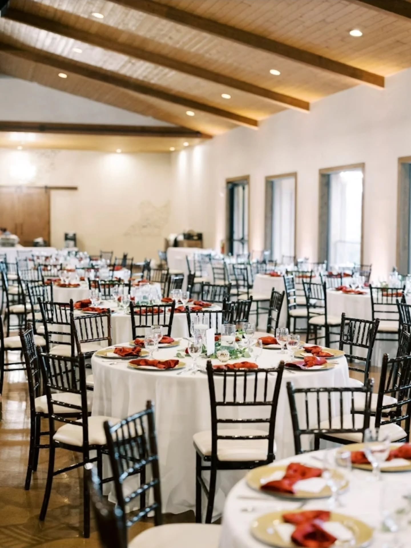 A little through back to The Collins Wedding 🍂
💒Venue: @chandelierofgruenevenue
⚙️Coordinator: @faithful_plan
🍴Caterer: @cateringbycelebrations
🎧DJ: @toastentertainment
📸Photographer: @thecrakes
💐Floral:@evemberfloral
🎥Video: @hardwickmediaweddings
🥂Bar: @bartenders4you
🍰Cakes: Serendipity Cakes
💄Hair/ Makeup:@southern.tease
🤵Groom/Groomsmen Attire: @generationtux
✒️Stationary: @abccopyco