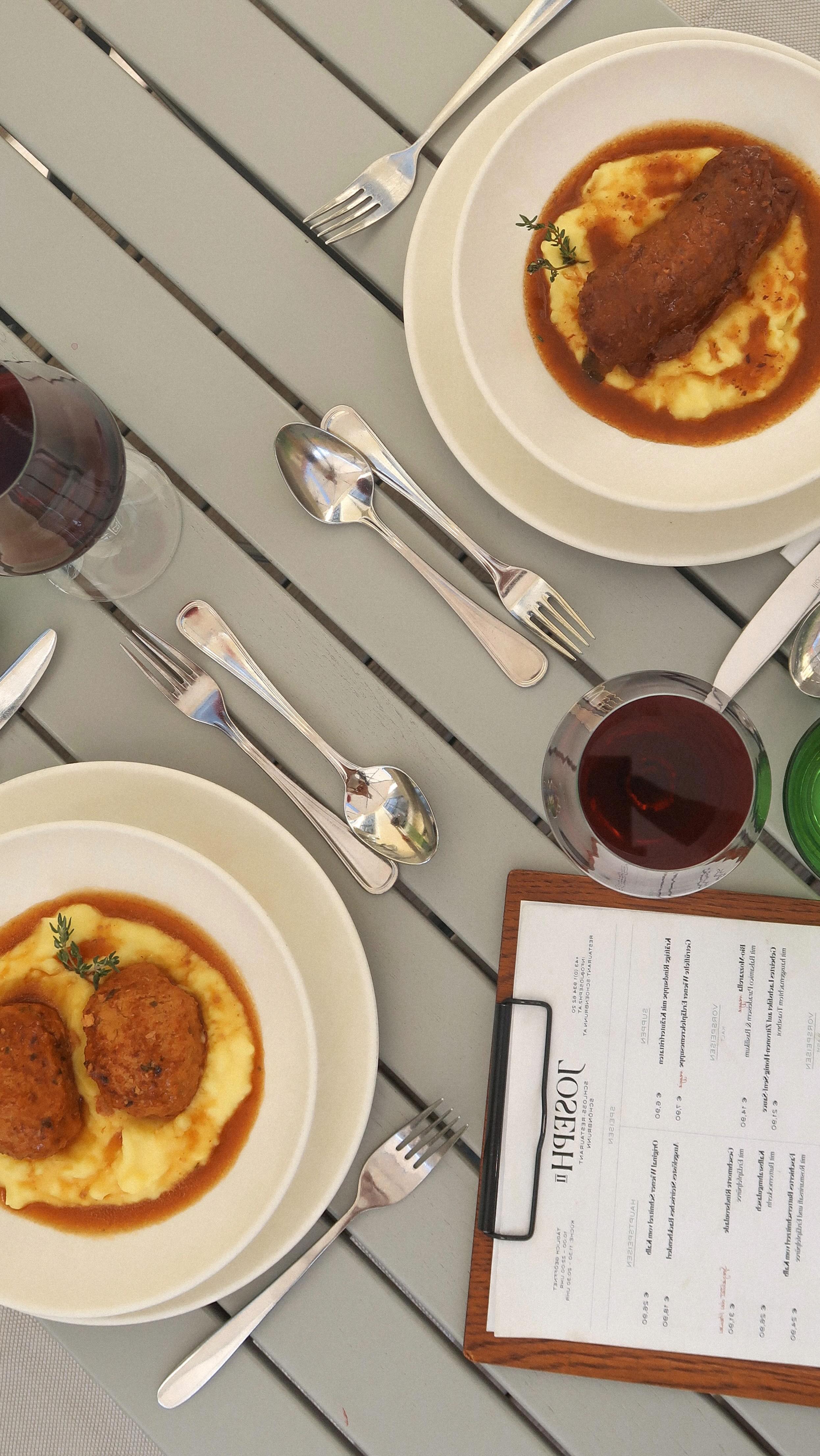 Frischer Schnittlauch gehört in jede Küche 🌱✨
Andi zeigt euch heute, wie man ihn richtig schneidet, damit Aroma & Geschmack perfekt bleiben. 🔪👨🍳
#SchlossSchönbrunn #Vienna #VisitVienna #VisitSchlossSchönbrunn #kochen
#Joseph2 #Kochtipps #Restaurant #RestaurantWien #Wien #Vienna #FoodGuideVienna #Foodguide #WienerKüche