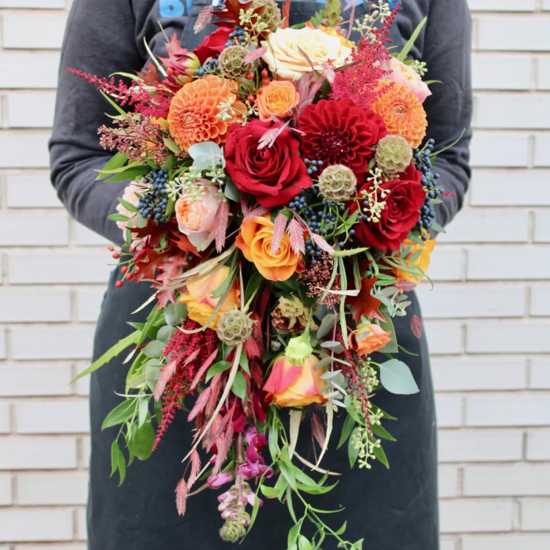 Autumnal sunshine for lovely J&A who were married in @mansfieldtraquair yesterday. Gorgeous choice of seasonal colours and flowers 🌞 #dahilas #autumnalcolours #autumnalweddingflowers #scottishautumnalwedding #mansfieldtraquair #thestockbridgeflowercompany #cascadingbridalbouquet