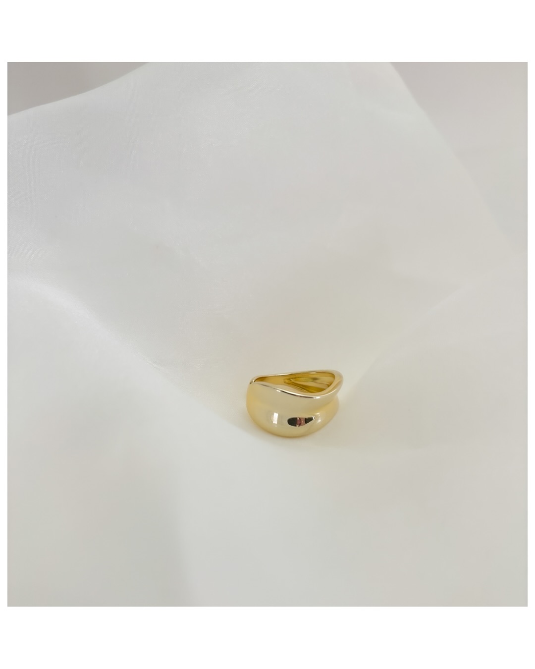 
A Little Luxury, Seamlessly Yours.
item:Product ring No.003
縦幅:1.9cm
横幅:2.1cm
厚み:1mm
内径:1.7cm
内周:5.4cm
Material:#silver925
online shop:@feln.tokyo
#felntokyo
#silveraccessory
#minimal
#simplecode