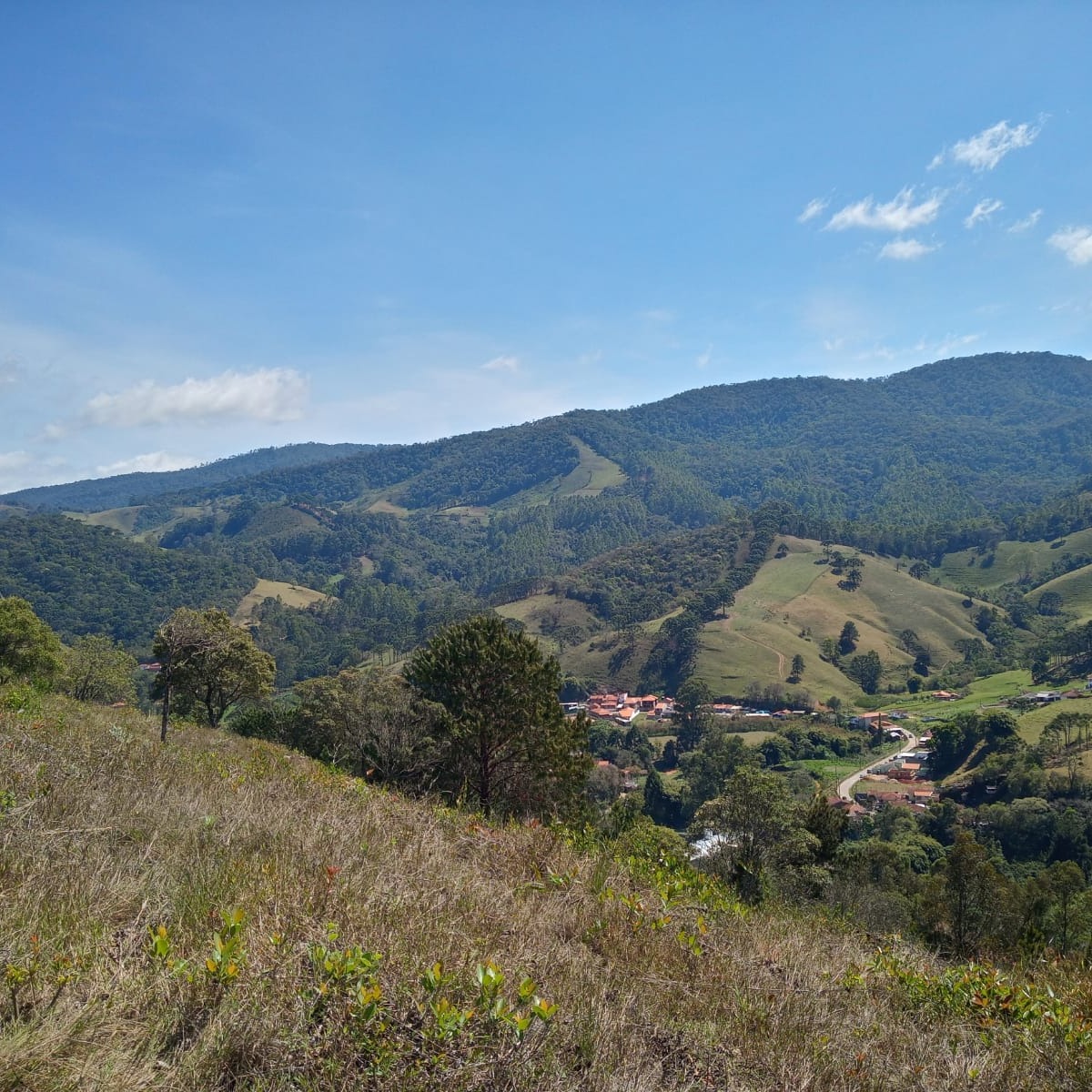 ÁREA DE 2,49HA NA ENTRADA DE DELFIM MOREIRA.
Descubra este terreno de 2,49 hectares em Delfim Moreira, MG, um refúgio com vista de tirar o fôlego. O acesso é incrivelmente fácil, diretamente pela entrada da cidade. Imagine construir sua casa de campo em um local onde cada janela é uma obra de arte natural, com a serra como pano de fundo. Venha viver essa experiência!
💰R$ 150.000,00
Não perca essa oportunidade.
vamos agendar uma visita.