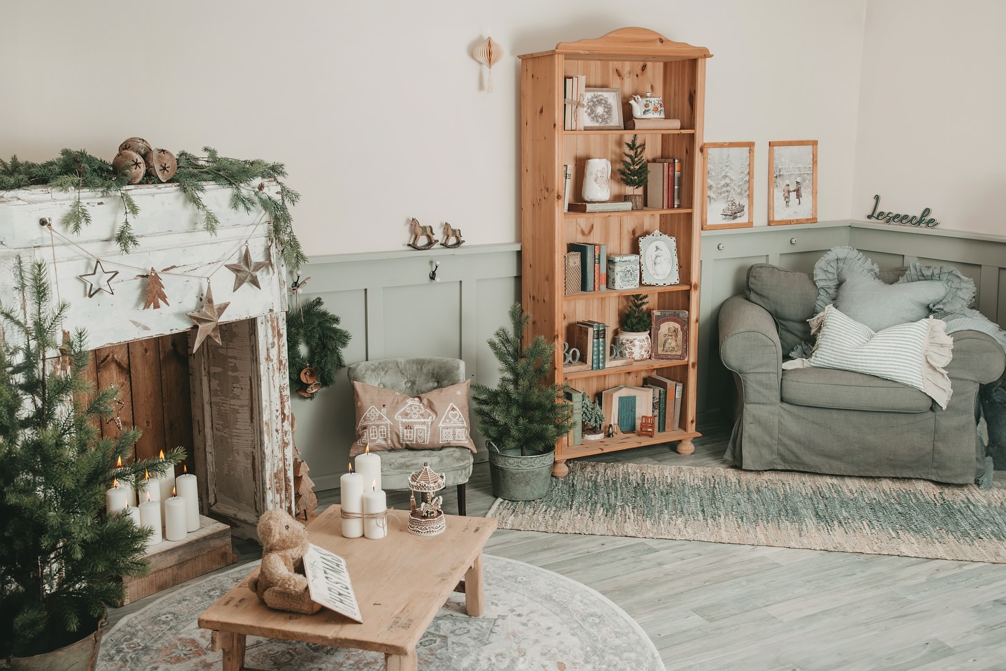 🌟✨ Tritt ein in die Weihnachtsstube… ✨🌟
Dort knistert der Kamin, im großen Sessel warten Geschichten und im Regal schlummern alte Weihnachtsmärchen. 📚🔥
Und mitten drin: eure kleinen Wichtel, die strahlen, kuscheln und lachen – genau so, wie Weihnachten sein soll. 🎄❤️ #weihnachtszauber #weihnachtsshooting #weihnachtsfotos #kinderfotografie #herzensmomente #familienzeit #kleinewunder #christmasmagic #liebeimdetail #familienfotografieeschweiler #fotografineschweiler #xmasminis #eschweiler