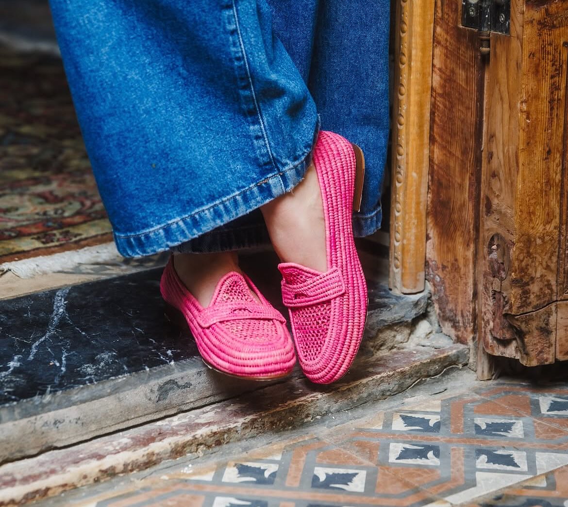 Contre Allee - Hand made Raffia Shoes made in Morocco 🇲🇦
#madewithlove#madewithstyle#madewithpassion#madewithclass#handwoven#handmade#raffia#raffiashoes#
#fashionagency #multibrandshowroom #boutiqueowner #buyer
#conceptstore #curatedfashion #contemporaryfashion
#slowfashionmovement #timelessstyle #sustainableluxury
#emergingdesigners #sustainablefashion #ethicalbrands #designwithpurpose
#consciousstyle #artisanalfashion #newbrandalert #backlotshowroom