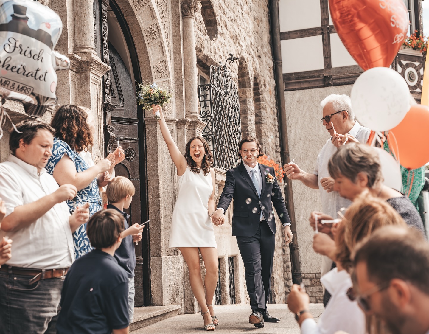 Unglaublich, wie schnell die Zeit vergeht… schon zwei Monate ist es her, dass ich Laura & Alexander an ihrem großen Tag begleiten durfte. Ihre standesamtliche Trauung im wunderschönen Standesamt von Bergisch Gladbach war voller Herzlichkeit, Lachen und ganz viel Liebe.
Ich mag den alten Charme des Gebäudes sehr – ein perfekter Rahmen für unvergessliche Momente✨
#standesamt #hochzeitsfotografnrw #hochzeitköln