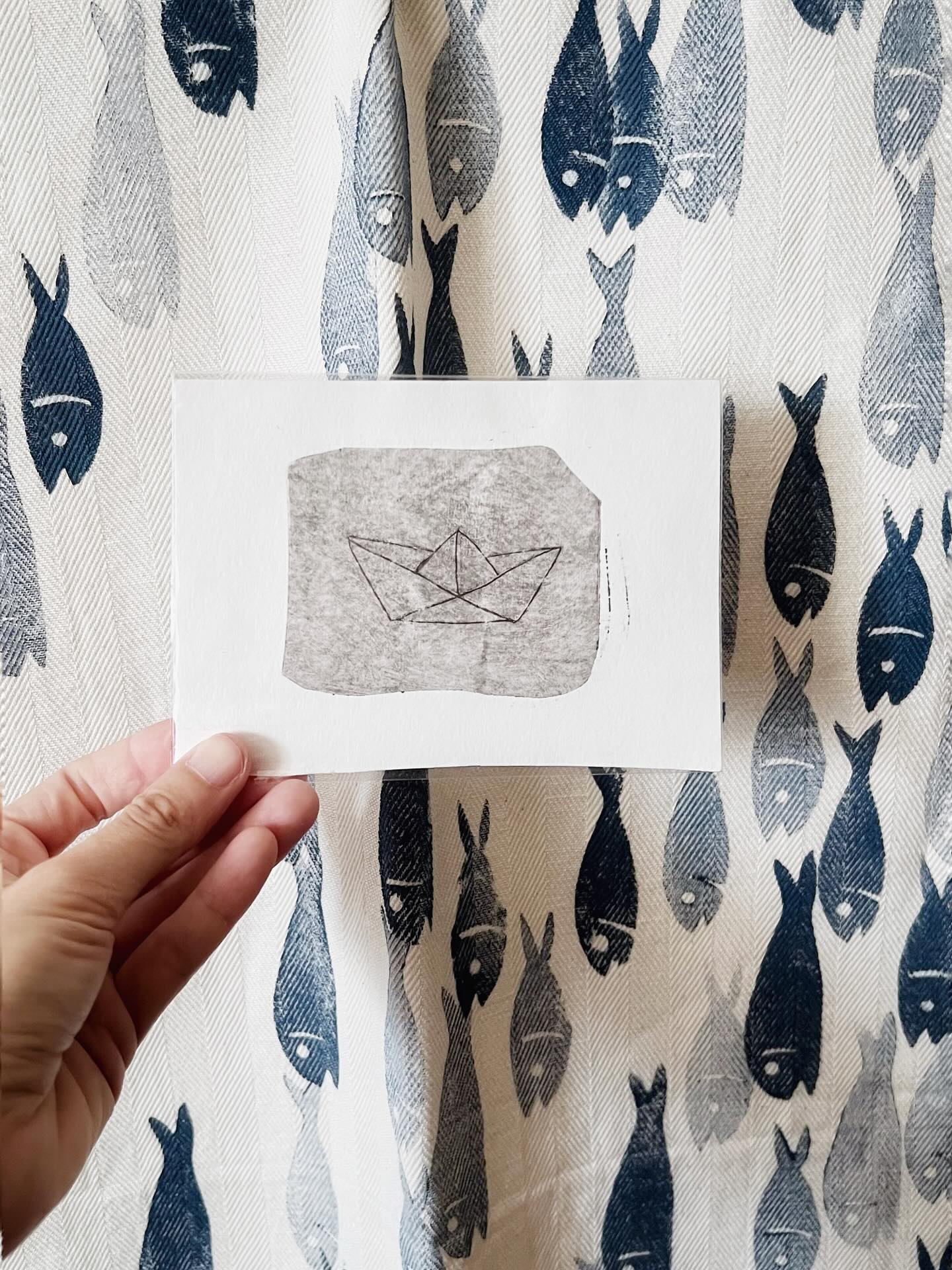 Estate finita ma avete ancora voglia di mare?
Pezza da Parmigiano Reggiano, timbri 🐟
Incisione 🛥️ stampata con macchina della sfoglia
.
.
#stamp #pressa #linoprint #diy #print #imperia #pastamachine #sfoglia #emiliaromagna #reggioemilia #handmade