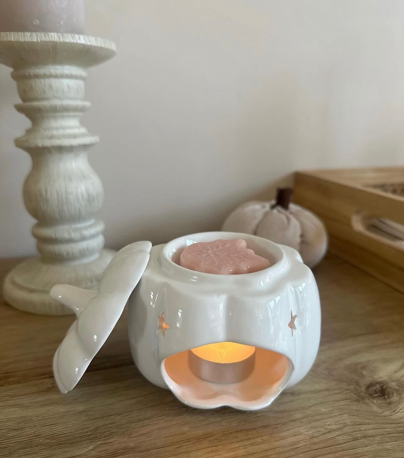 As much as Iโm not ready for summer to be over.. this rainy weather is giving me all the autumn feels. Swipe to see our list of new autumn scents ๐๐