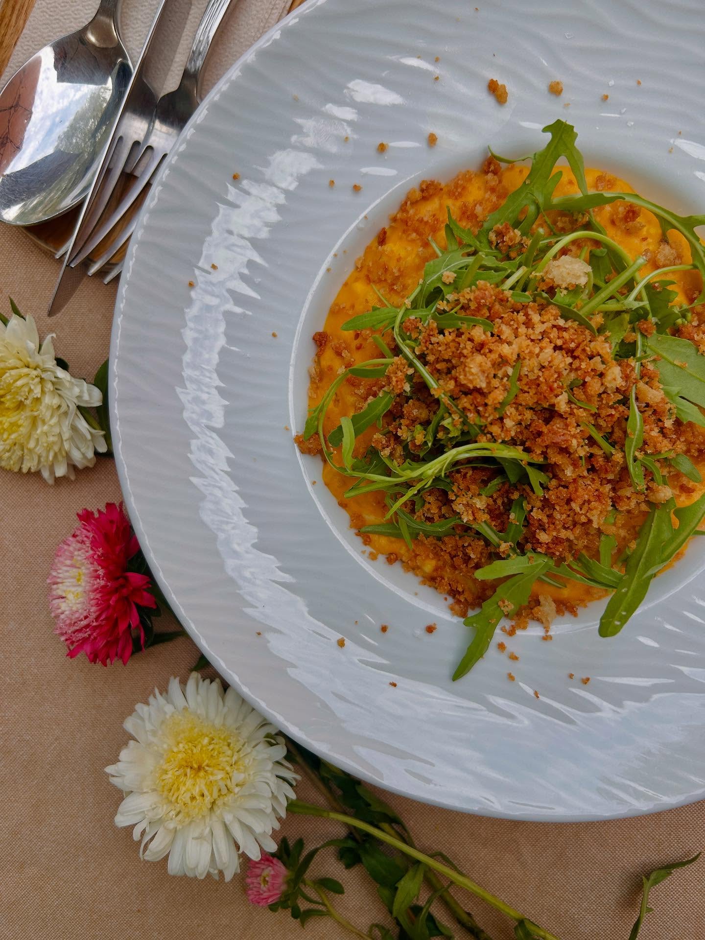 Heti ajánlat (2025.09.08.-2025.09.14.)
Hétfő-péntek 11.30-15.00
Szombat-vasárnap 11.30-17.00 
Húsleves, fásgaluska
Szilvaleves, fahéjas szilvaragu
Csirkemell, karalábékrém, pirított burgonya
Sárgarépa rizottó, kéksajtropogós, rukkola 
Kacsamell saláta, égetett szőlő, borkaramell
Rakott kínai kel
#emmarozsbistrot #emmarozsgrand