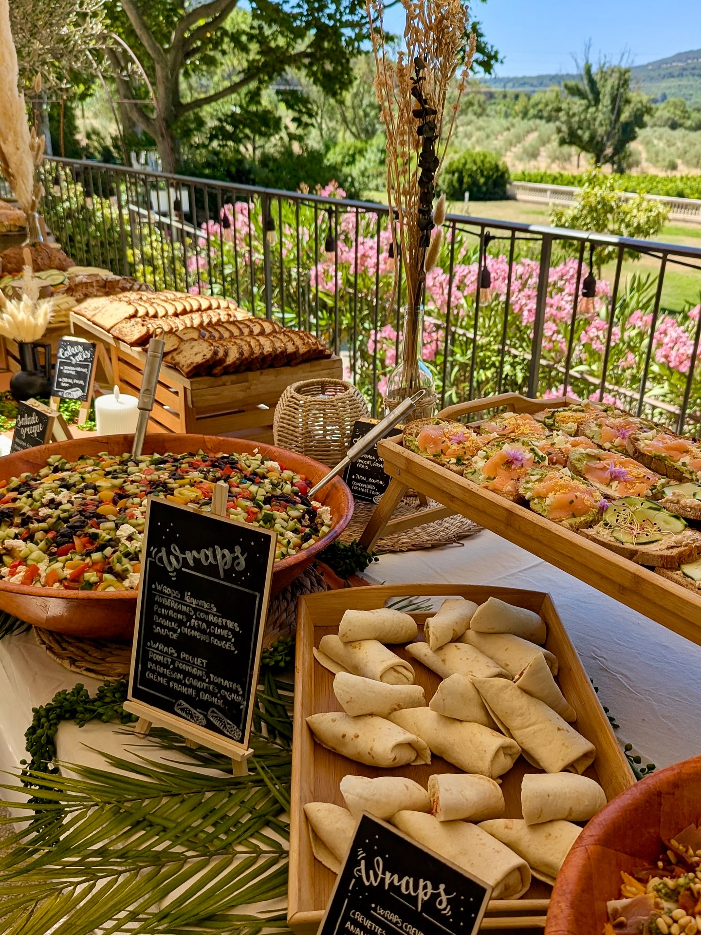 ✨ Lendemain de mariage au @chateaudemalmont avec un brunch, vue sur les vignes🌿🍇
Au menu :
🍪 Cookies & gaufres maison avec leurs pâtes à tartiner gourmandes
🥗 Un bar à salades (César, italienne…)
🥯 Bagels moelleux & tartines salées
🍞 Cakes salés aux saveurs variées
De quoi régaler les invités après une belle journée ❤️
#traiteur #montpellier #wedding #montpellierfood #catering