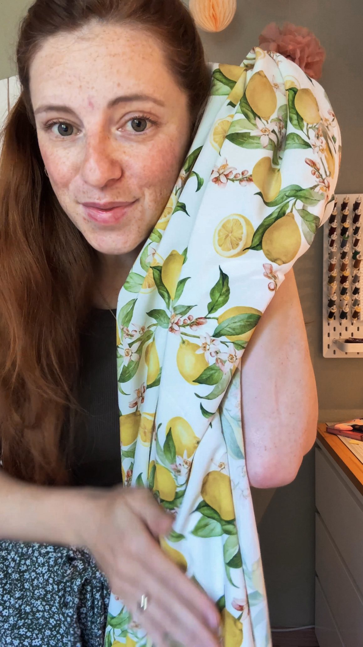 Sommerhose nähen! 🧵
Ich liebe weite Hosen im Sommer – und als ich den wunderschönen Zitronenstoff von @bara_studio entdeckt habe, war sofort klar: Daraus wird meine Sommerhose 2025! 🍋 𝚆𝚎𝚛𝚋𝚞𝚗𝚐 𝚞𝚗𝚋𝚎𝚊𝚞𝚏𝚝𝚛𝚊𝚐𝚝
Mit einem ganz einfachen Schnittmuster von @studioschnittreif war die Hose in nur zwei Stunden genäht. ✂️ Wie gefällt euch das Ergebnis?
Kommentiert mit „Zitrone“, und ich schicke euch den Link zum Stoff und zum Schnittmuster.
P. S.: Wenn ihr wissen wollt, warum es diesmal eine Hose und kein Kleid geworden ist, schaut unbedingt auf meinem neuen Account @stilundstich vorbei. 🌿
#ichnähemeinekleidungselbst #stilundstich #barastudio #frauorla