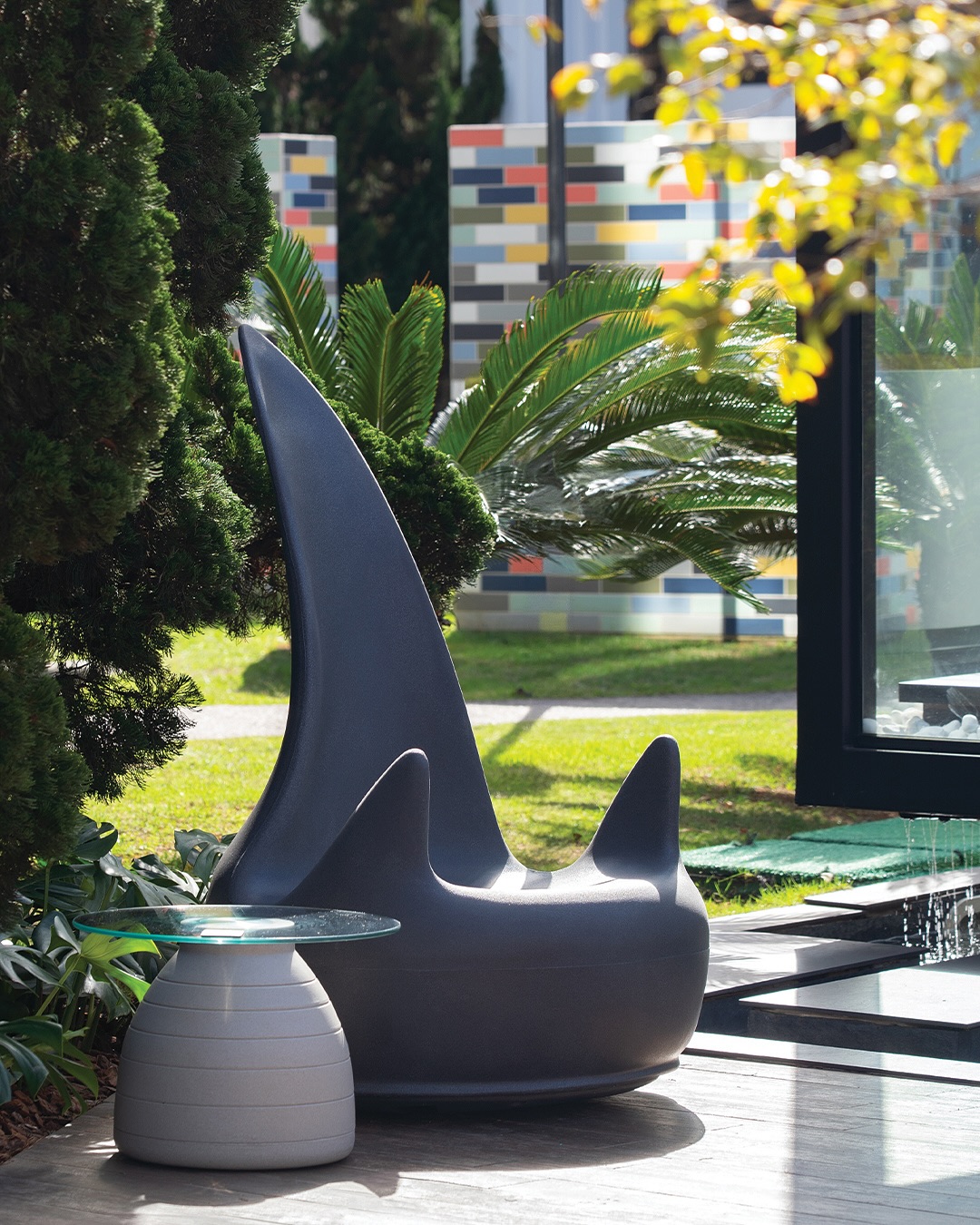 Durante a DW! Tour, a Praça do Cubo foi transformada em um espaço que celebrou o design autoral e a criatividade.
Entre os destaques estão peças da @alotofbrasil e @japistudiobr, a Poltrona Peppe – Pedro Franco, o Sofá RPH – Fabio Novembre, a Mesa de Canto – Oswaldo Mellone e a Mesinha Ruy – Studio Ohtake ajudaram a criar uma ambientação que convida o público a experimentar o design de forma sensível e inspiradora.
Um registro da Semana de Design que evidencia como o design autoral transforma espaços e gera experiências únicas.